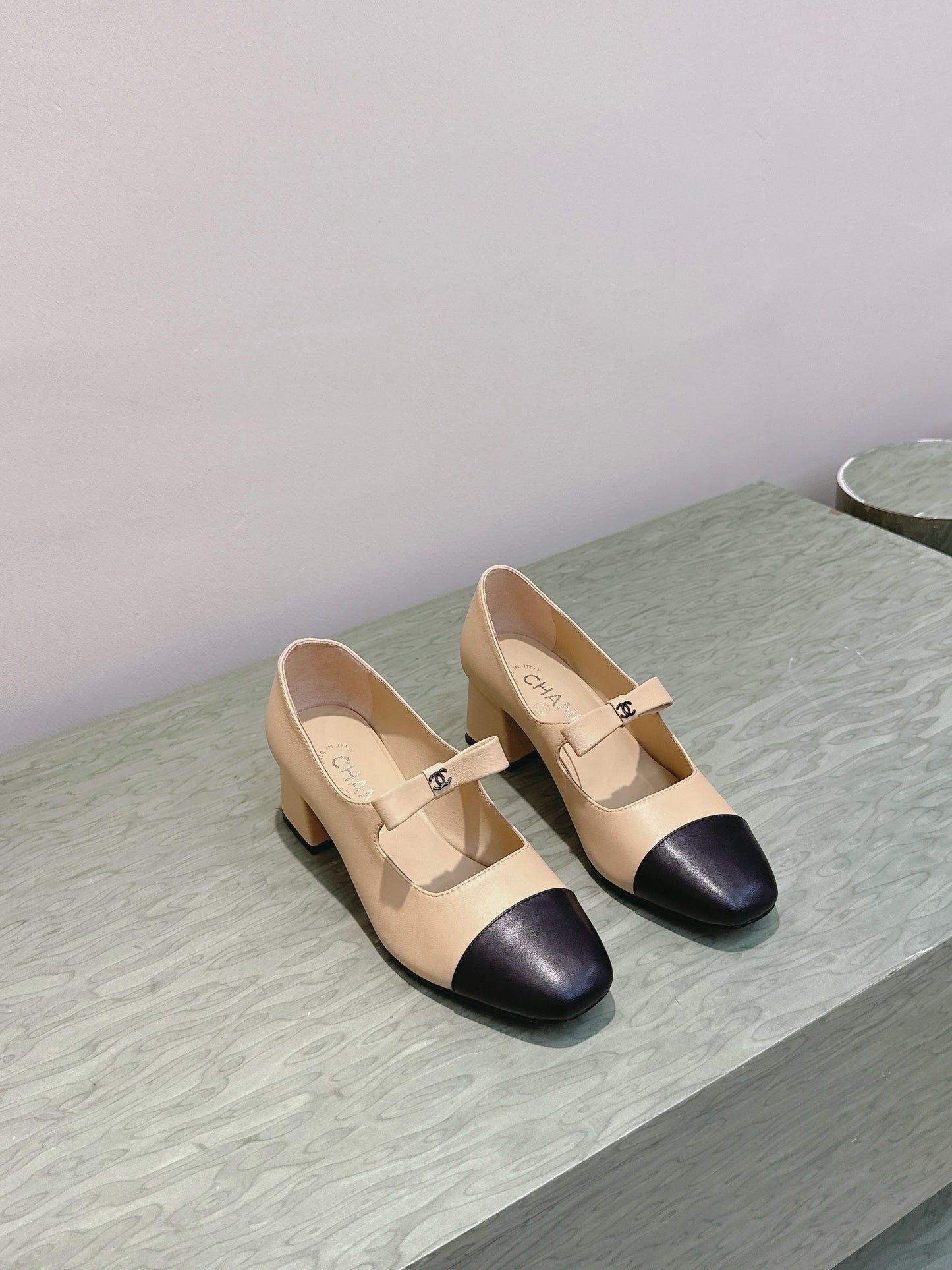 CHANEL 25S MARY JANE SHOES IN BEIGE SHEEPSKIN MIX BLACK GLOSSY WITH BOW - 35