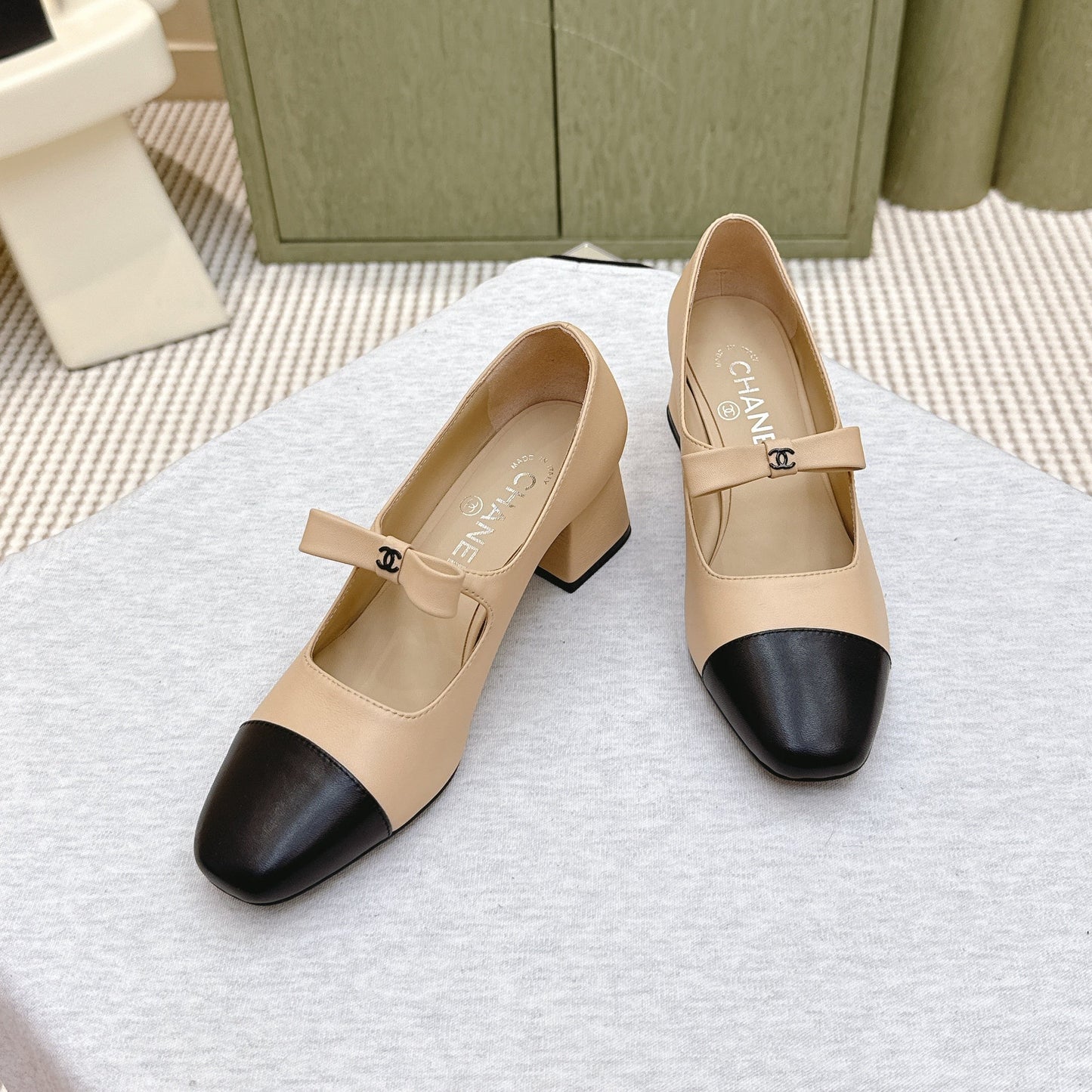 CHANEL 25S MARY JANE SHOES IN BEIGE SHEEPSKIN MIX BLACK GLOSSY WITH BOW - 35