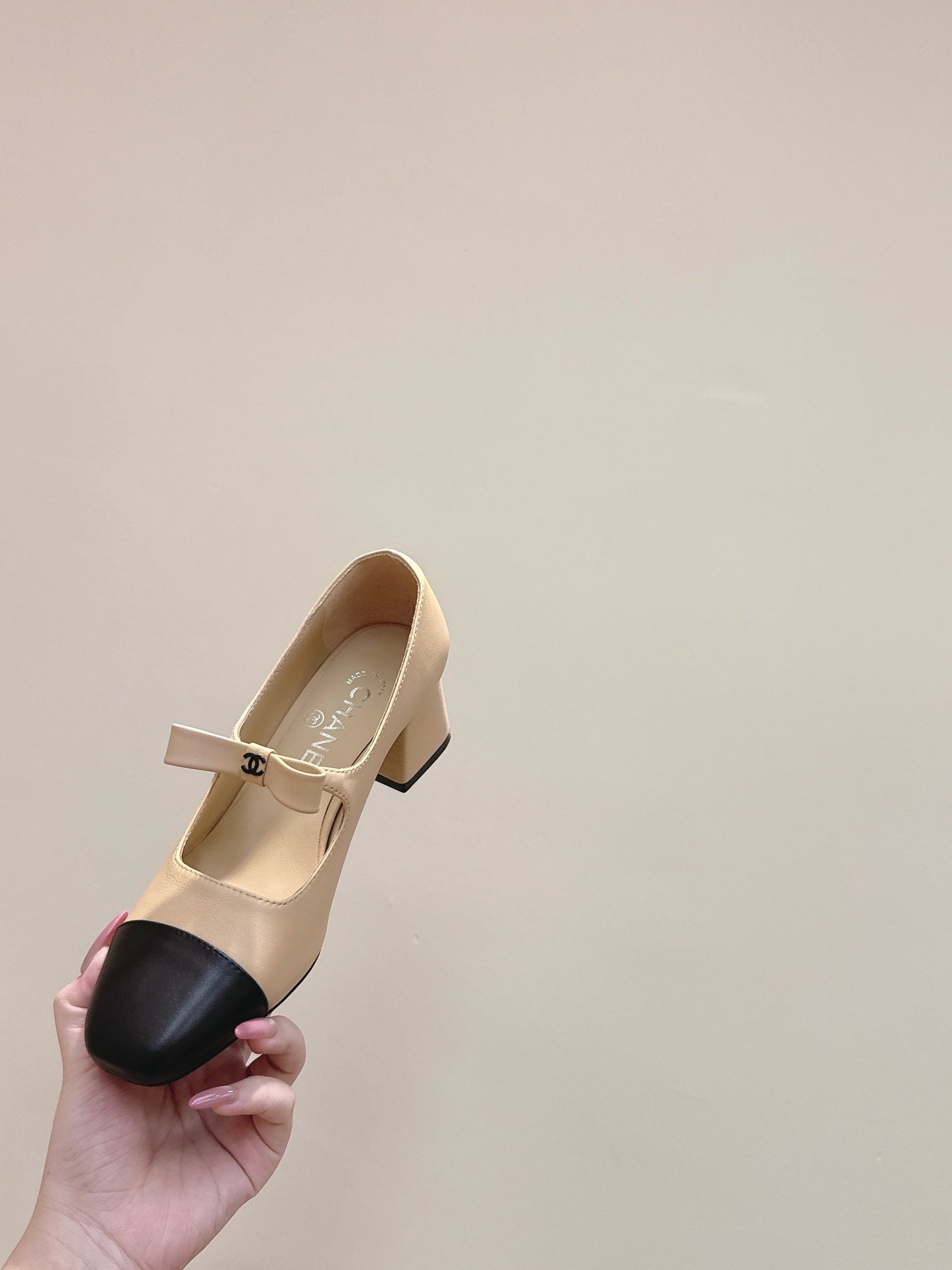CHANEL 25S MARY JANE SHOES IN BEIGE SHEEPSKIN MIX BLACK GLOSSY WITH BOW - 35