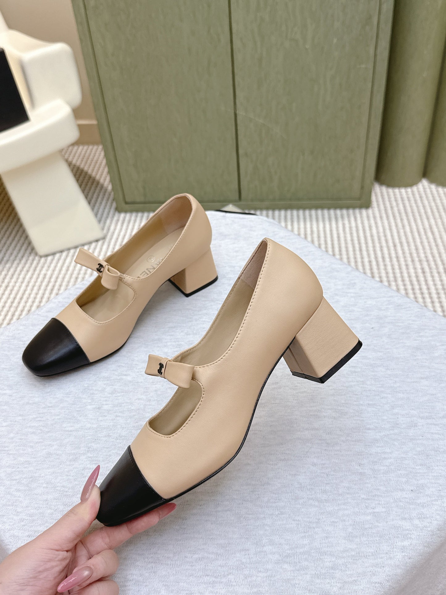 CHANEL 25S MARY JANE SHOES IN BEIGE SHEEPSKIN MIX BLACK GLOSSY WITH BOW - 35