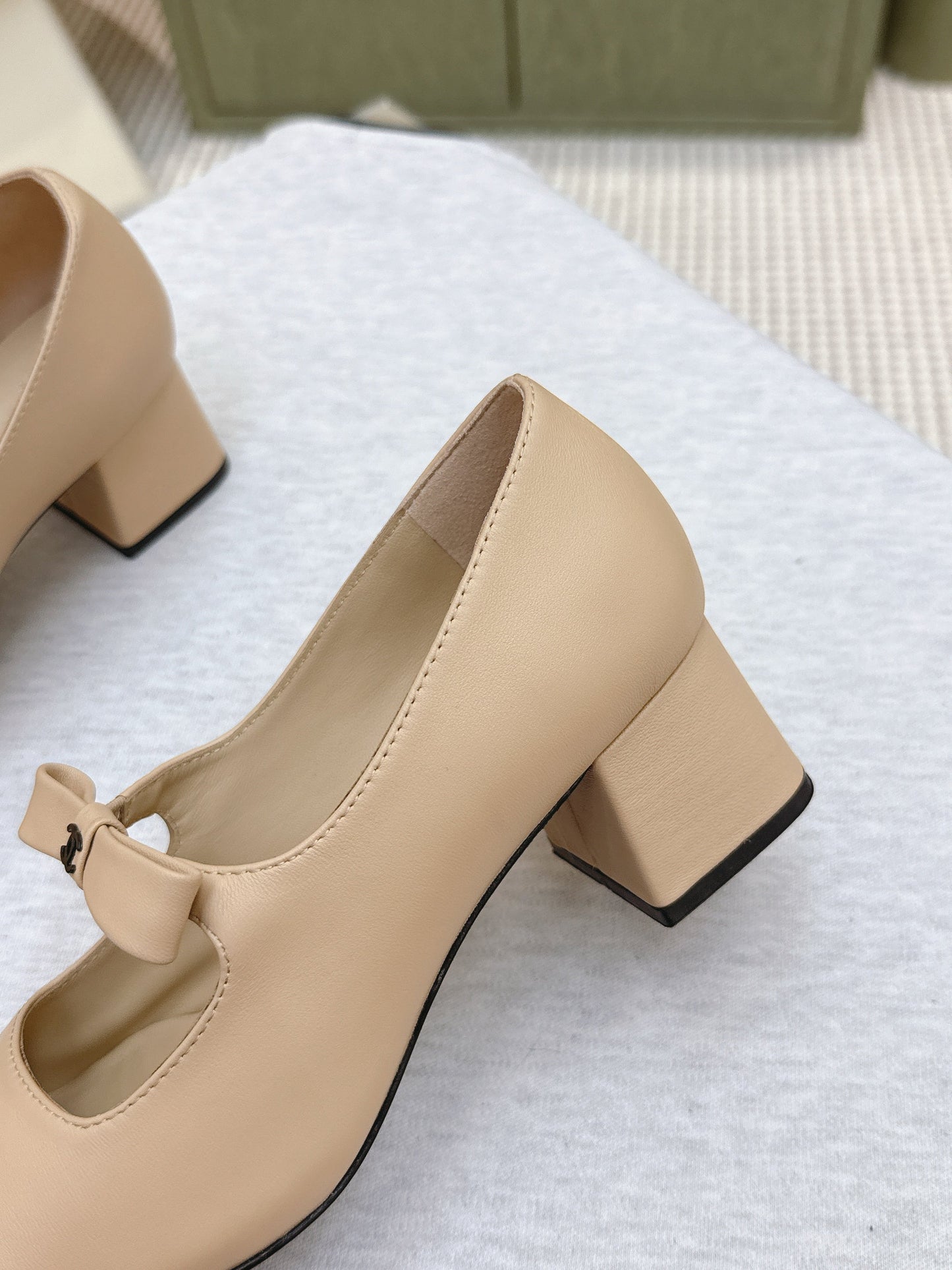 CHANEL 25S MARY JANE SHOES IN BEIGE SHEEPSKIN MIX BLACK GLOSSY WITH BOW - 35