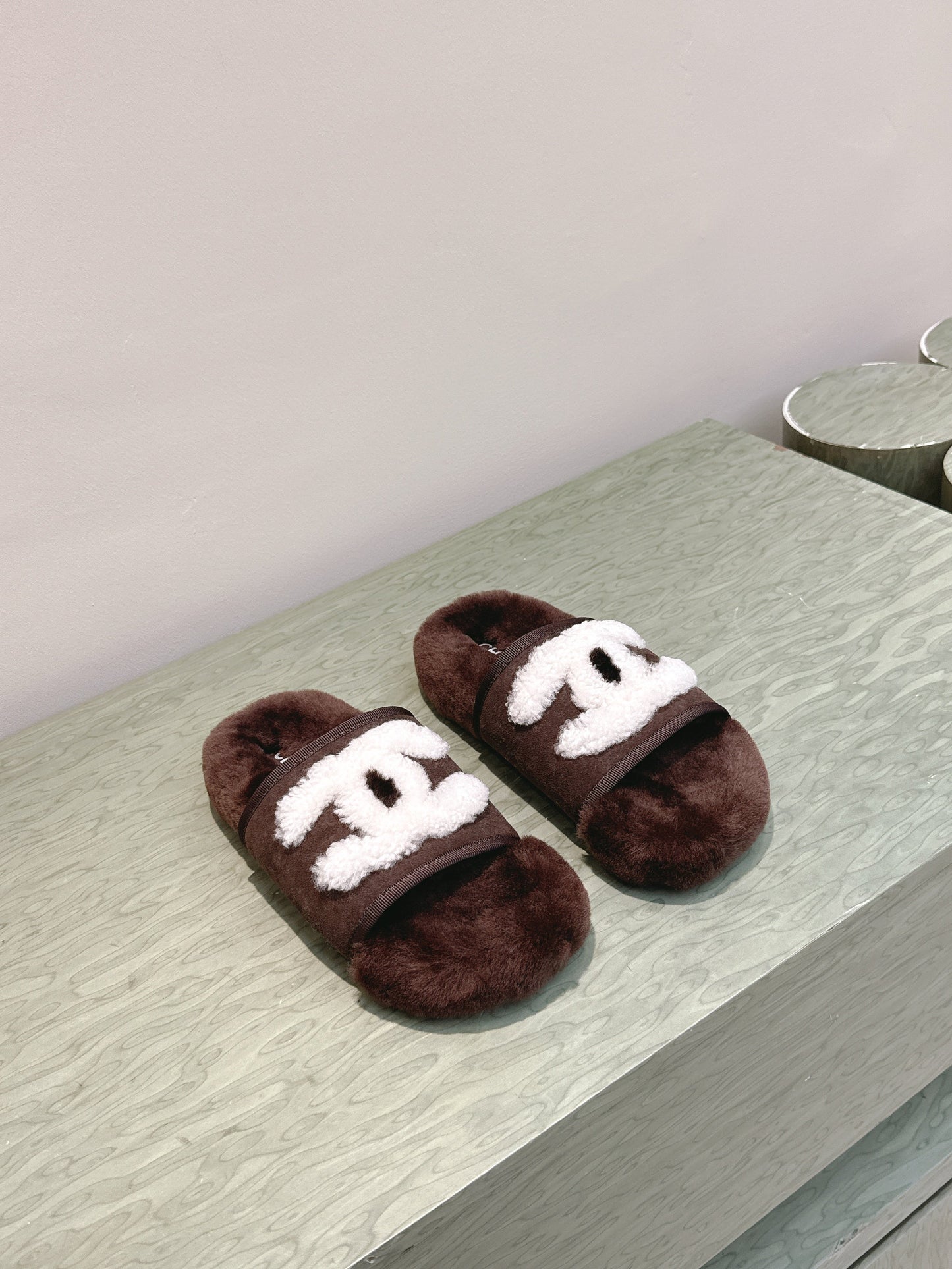 CHANEL 25S FUR SLIPPERS DOUBLE-LAYERED IN DARK BROWN WITH WHITE CC LOGO - 35