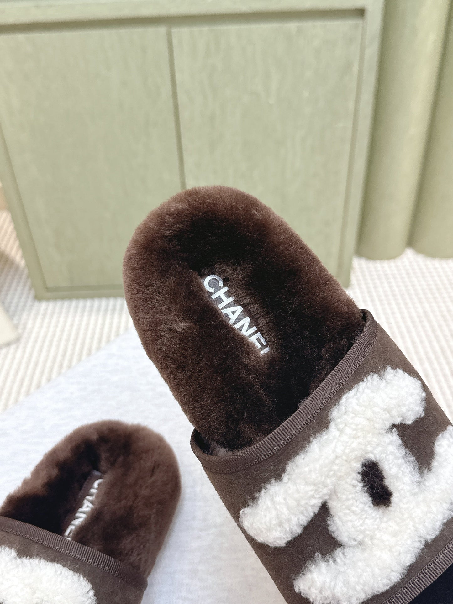 CHANEL 25S FUR SLIPPERS DOUBLE-LAYERED IN DARK BROWN WITH WHITE CC LOGO - 35
