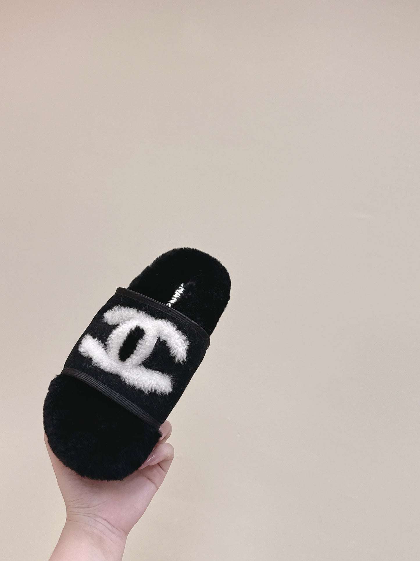 CHANEL 25S FUR SLIPPERS DOUBLE-LAYERED IN BLACK WITH WHITE CC LOGO - 35