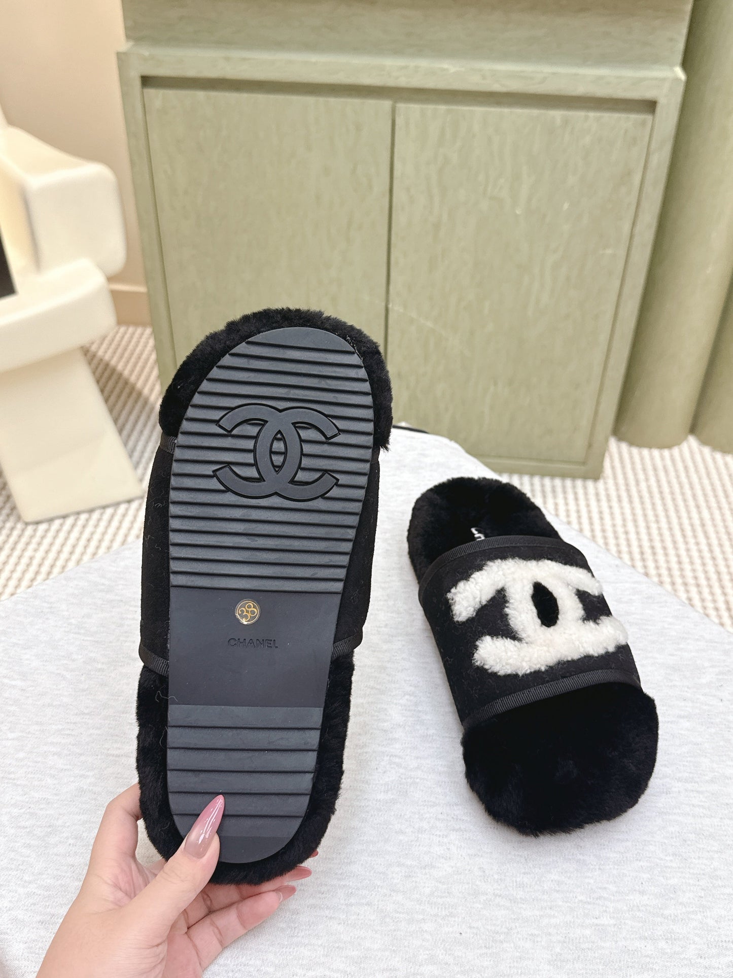 CHANEL 25S FUR SLIPPERS DOUBLE-LAYERED IN BLACK WITH WHITE CC LOGO - 35