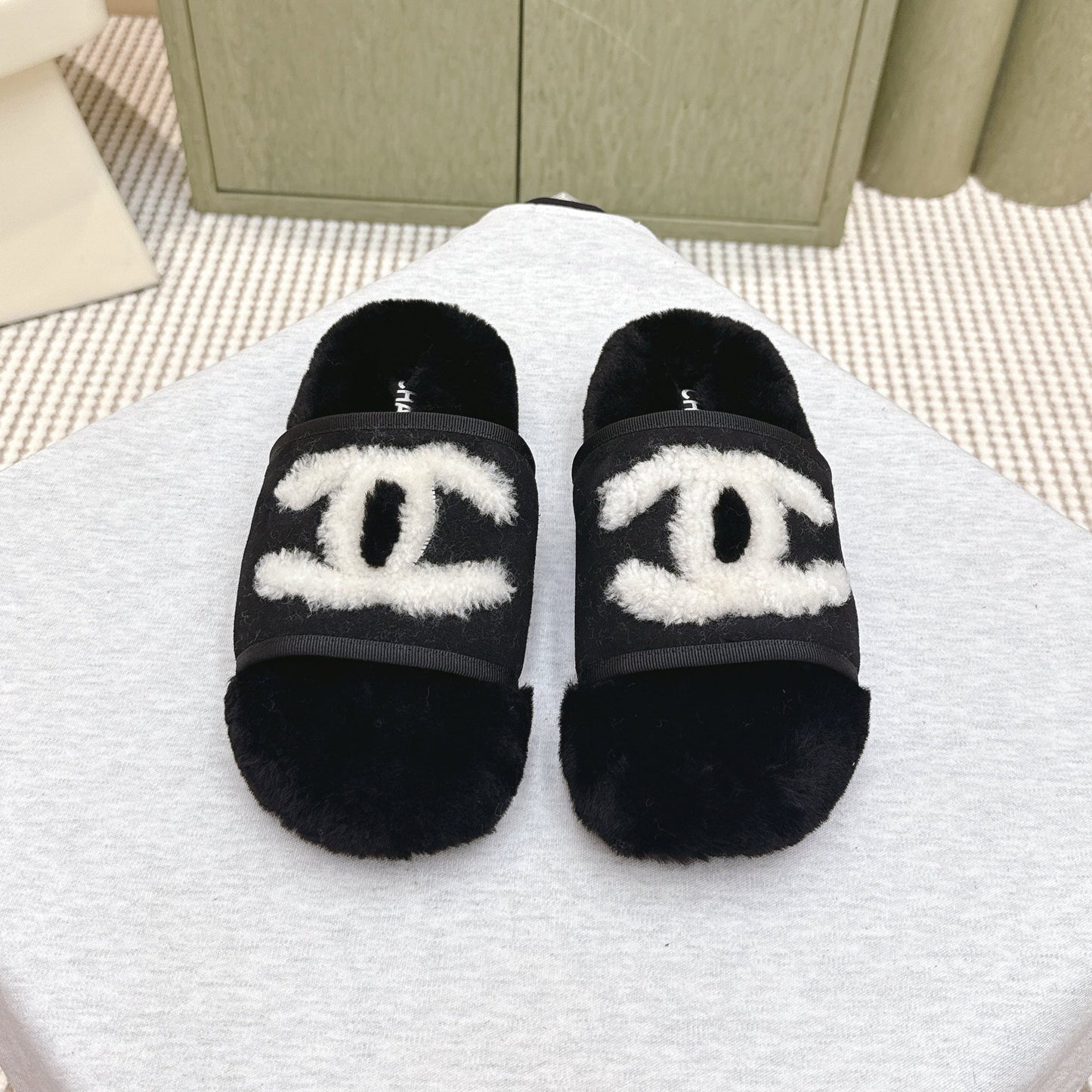CHANEL 25S FUR SLIPPERS DOUBLE-LAYERED IN BLACK WITH WHITE CC LOGO - 35