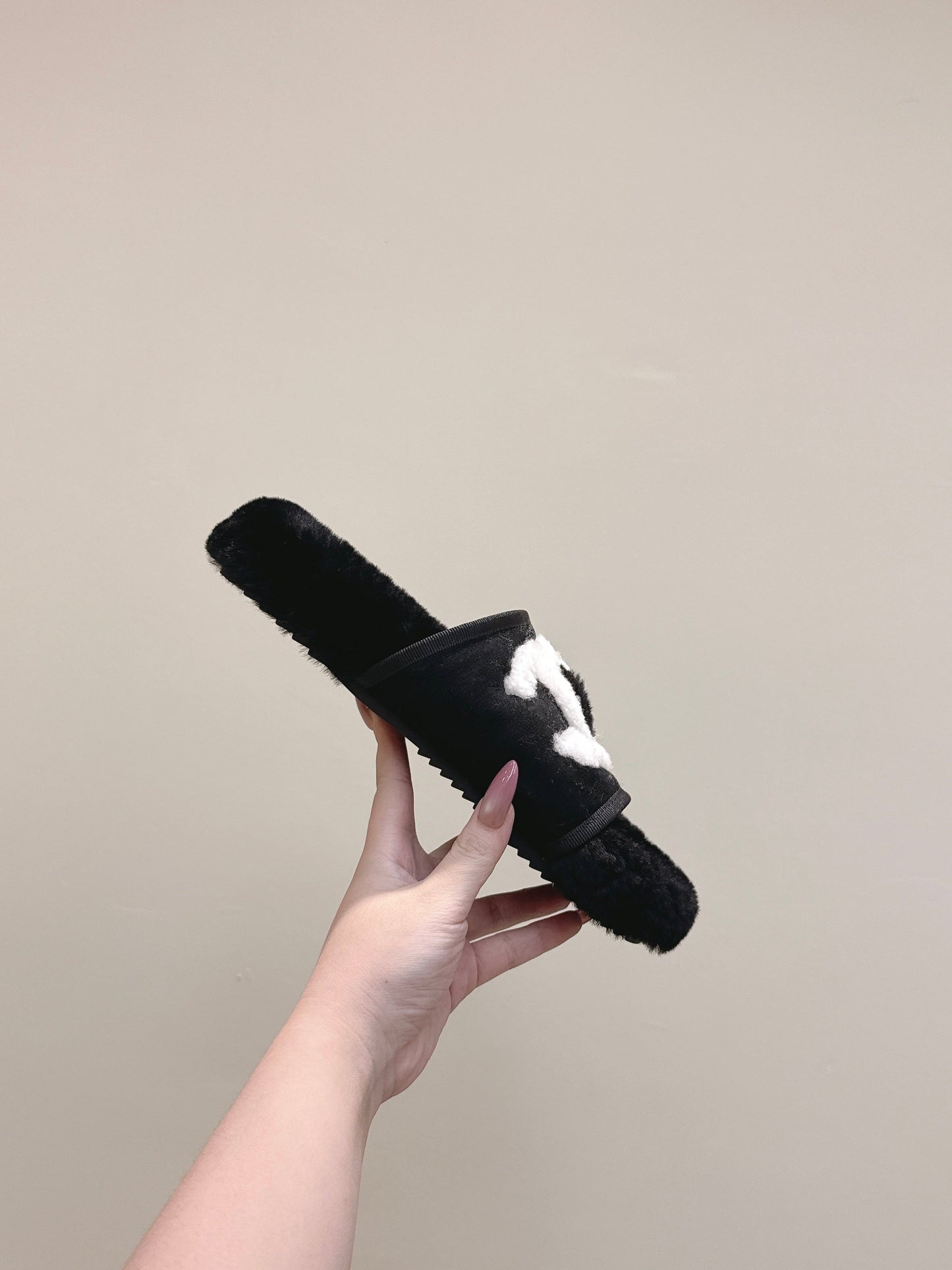 CHANEL 25S FUR SLIPPERS DOUBLE-LAYERED IN BLACK WITH WHITE CC LOGO - 35