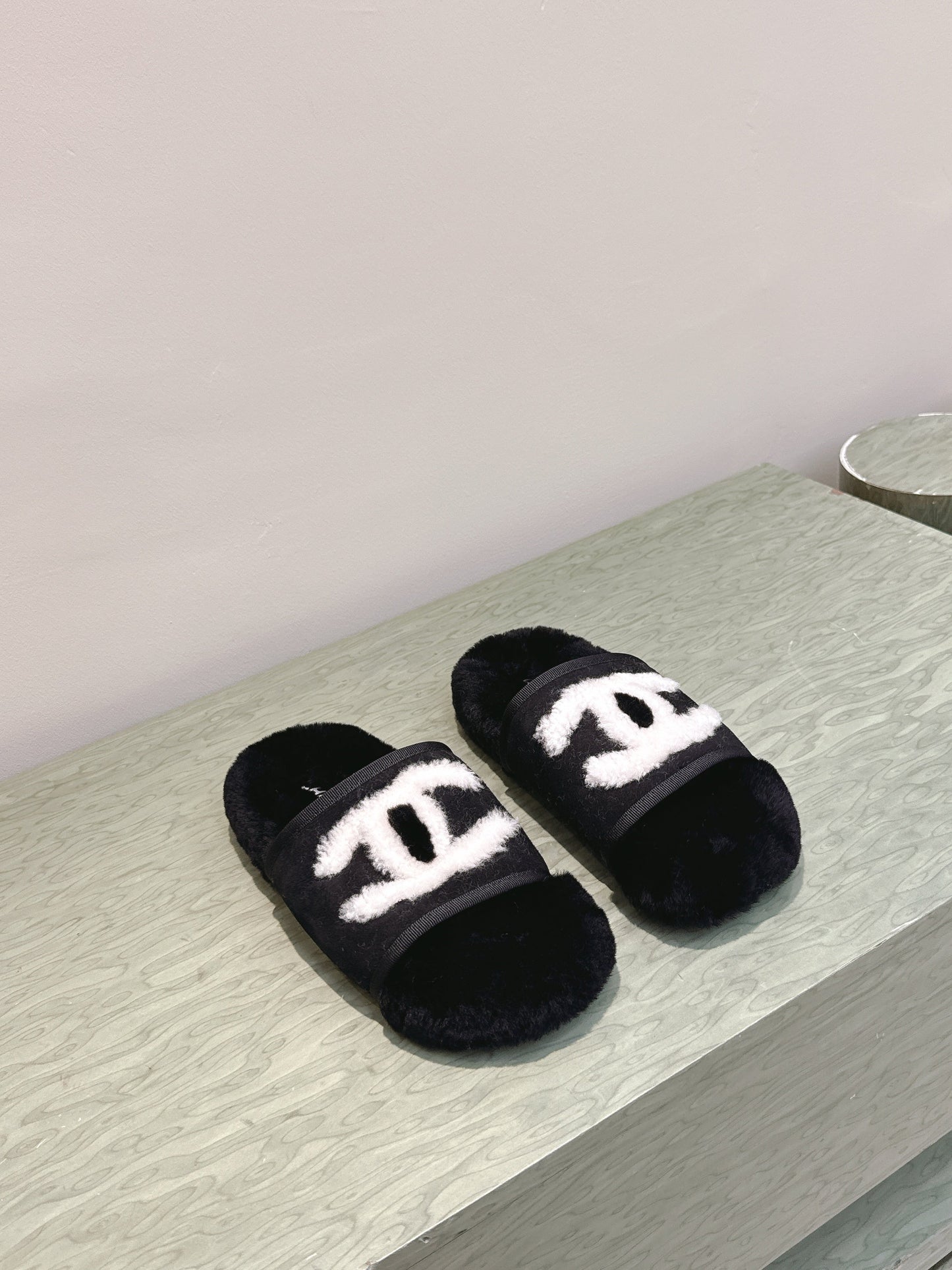 CHANEL 25S FUR SLIPPERS DOUBLE-LAYERED IN BLACK WITH WHITE CC LOGO - 35