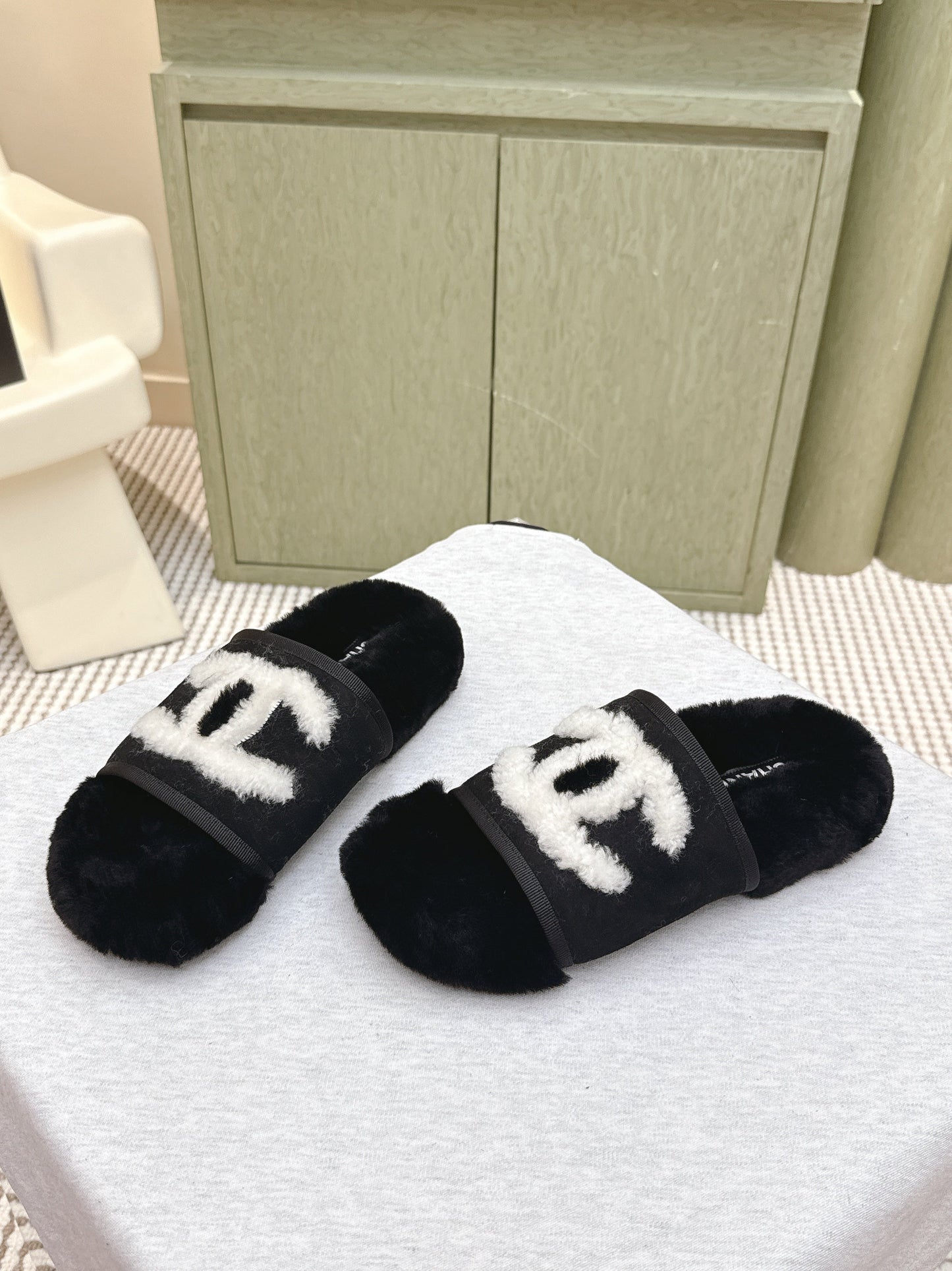 CHANEL 25S FUR SLIPPERS DOUBLE-LAYERED IN BLACK WITH WHITE CC LOGO - 35