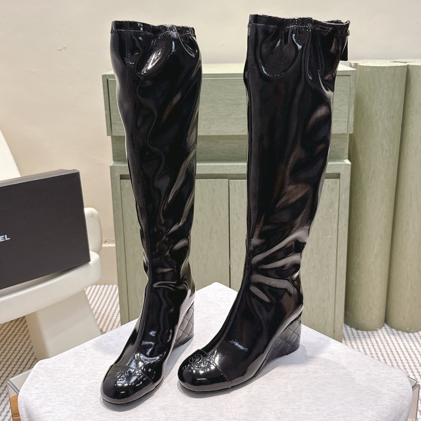 CHANEL 25S KNEE-HIGH BOOTS 60MM IN BLACK PATENT CALFSKIN WEDGE HEELS - 34