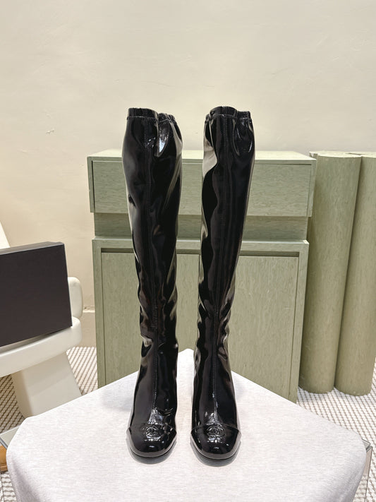 CHANEL 25S ЧОБОТИ ДО КОЛІНА 60 ММ З ЧОРНОЇ ЛАКОВАНОЇ ТЕЛЯЧОЇ ШКІРИ НА ТАНКЕТЦІ - 34