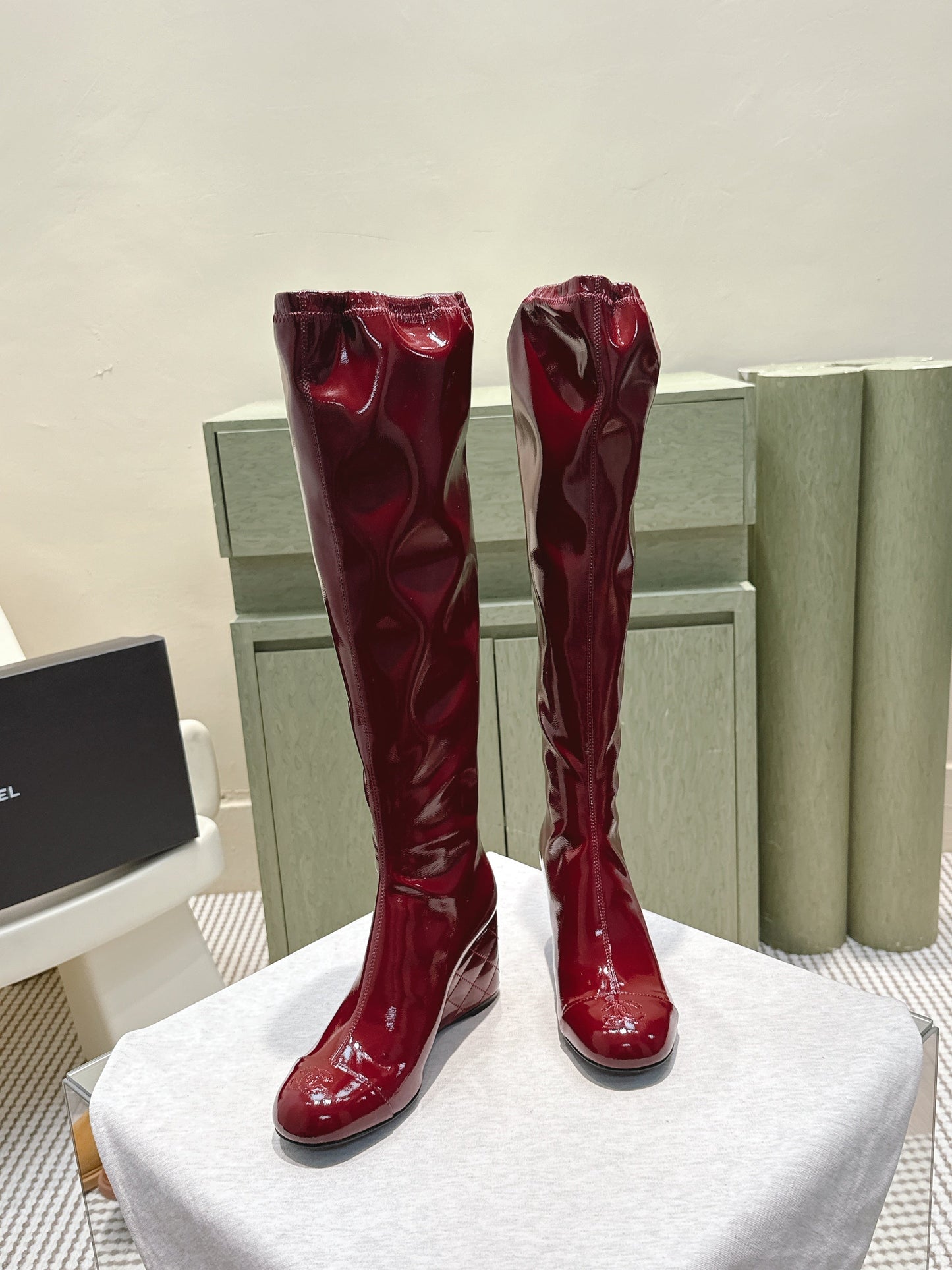 CHANEL 25S KNEE-HIGH BOOTS 60MM IN BURGUNDY PATENT CALFSKIN WEDGE HEELS - 34