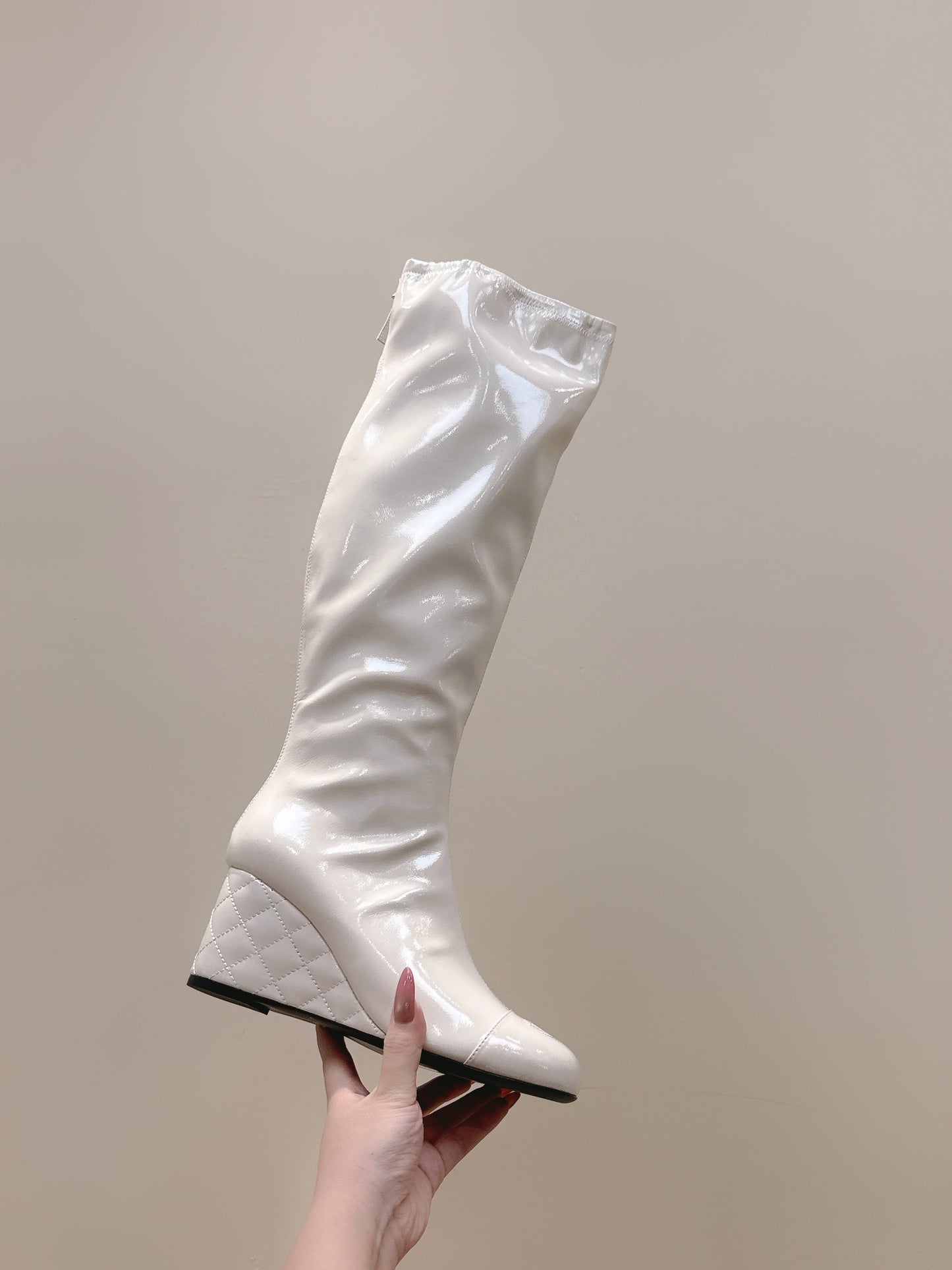 CHANEL 25S KNEE-HIGH BOOTS 60MM IN WHITE PATENT CALFSKIN WEDGE HEELS - 34