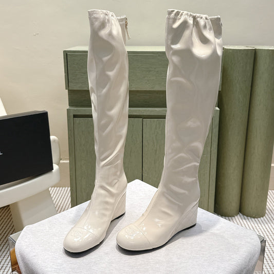 CHANEL 25S KNEE-HIGH BOOTS 60MM IN WHITE PATENT CALFSKIN WEDGE HEELS - 34