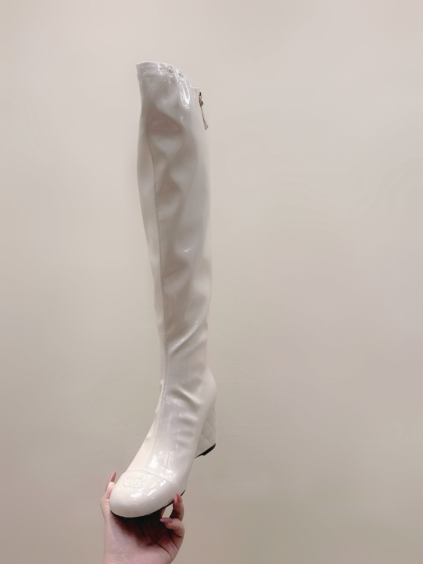 CHANEL 25S KNEE-HIGH BOOTS 60MM IN WHITE PATENT CALFSKIN WEDGE HEELS - 34