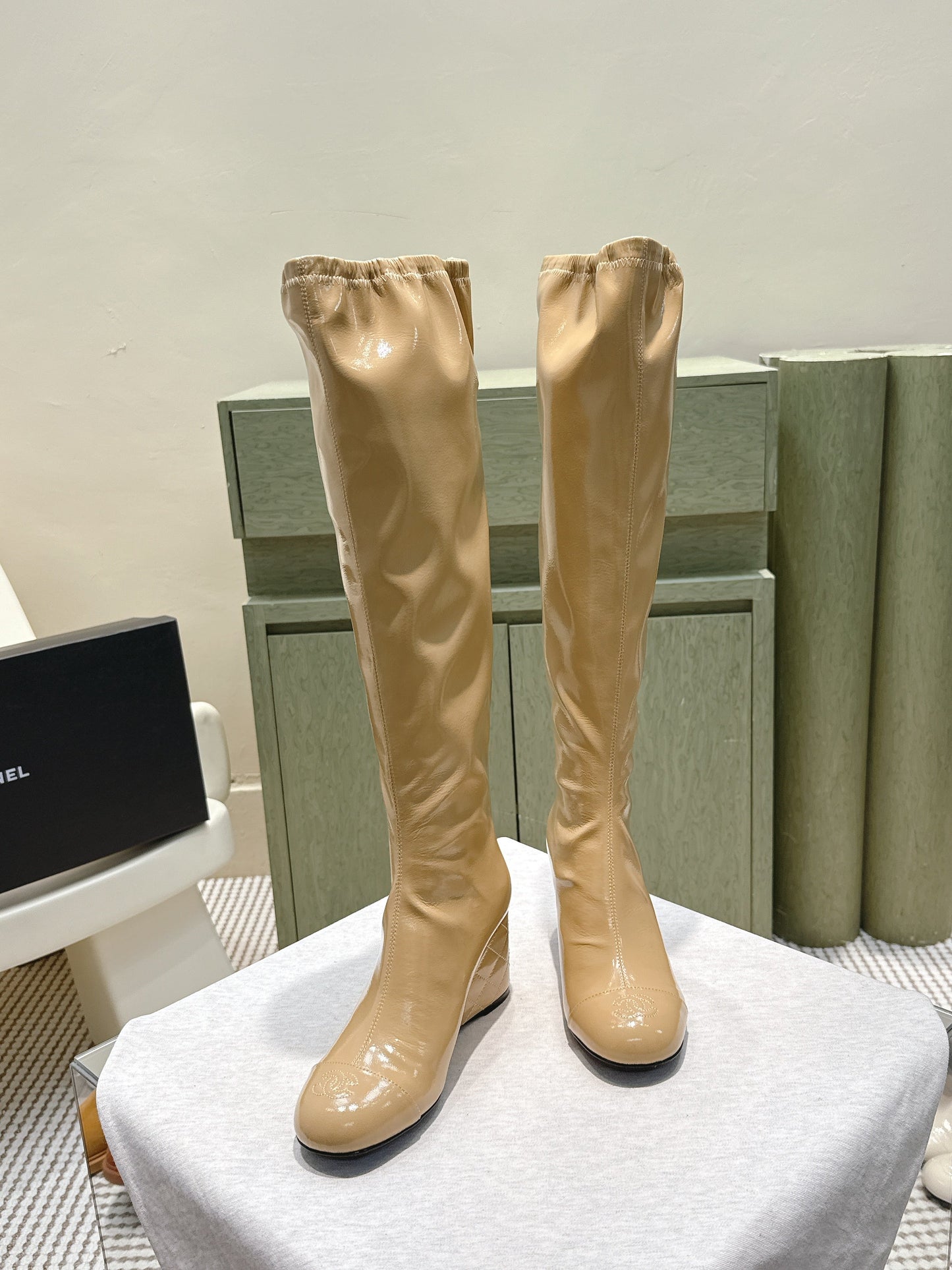 CHANEL 25S KNEE-HIGH BOOTS 60MM IN BEIGE PATENT CALFSKIN WEDGE HEELS - 34