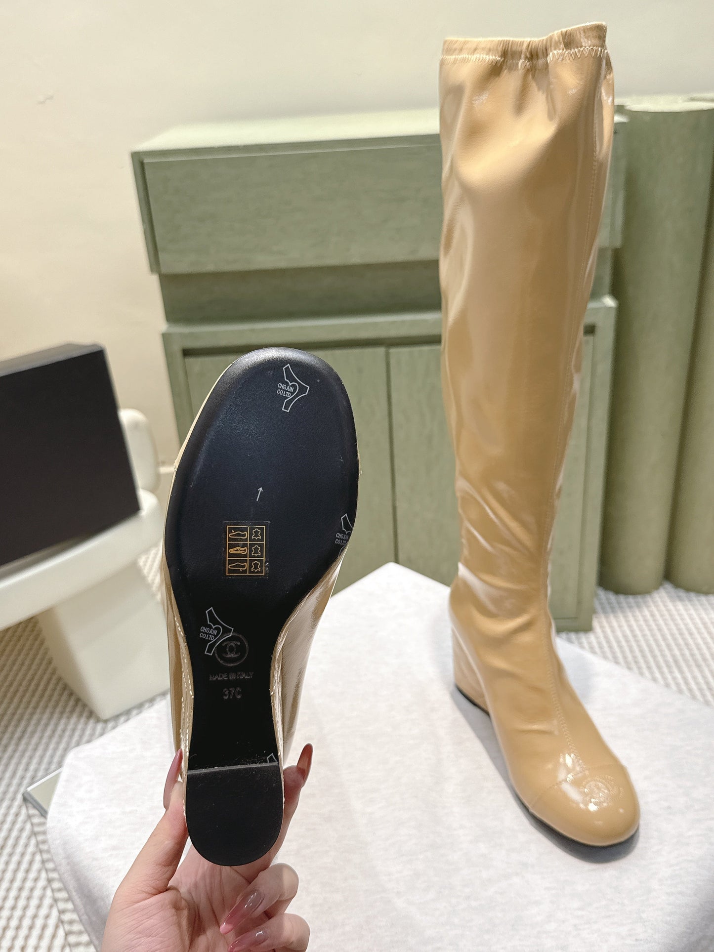 CHANEL 25S KNEE-HIGH BOOTS 60MM IN BEIGE PATENT CALFSKIN WEDGE HEELS - 34