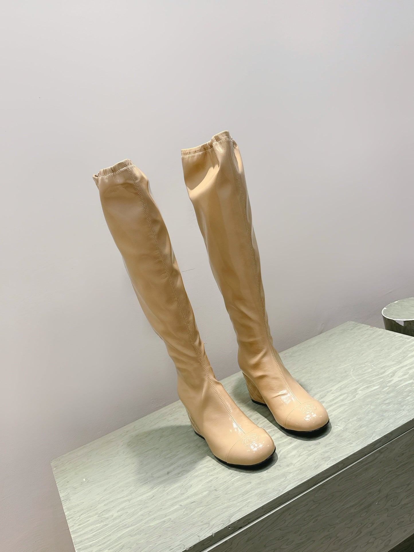 CHANEL 25S KNEE-HIGH BOOTS 60MM IN BEIGE PATENT CALFSKIN WEDGE HEELS - 34