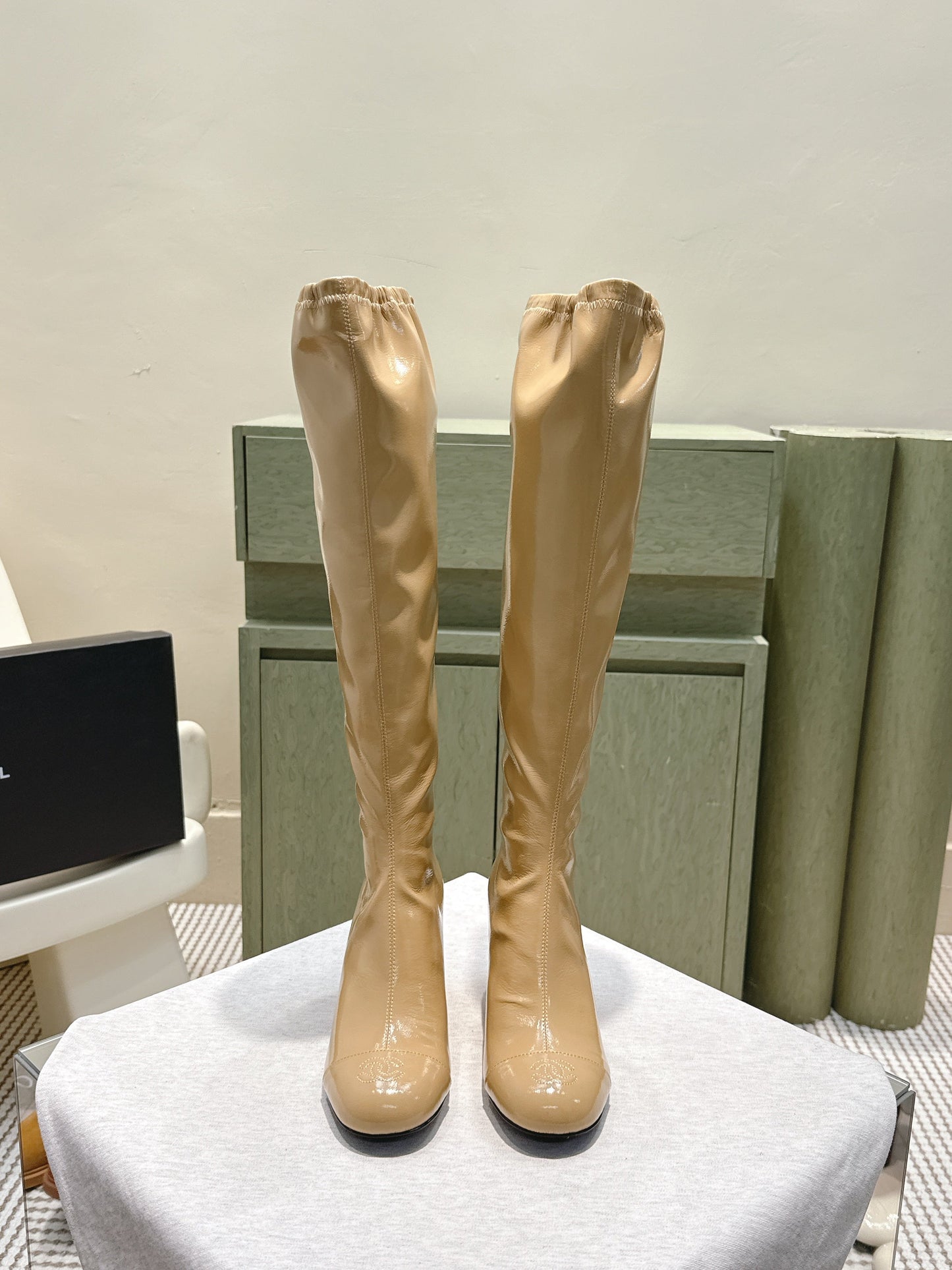CHANEL 25S KNEE-HIGH BOOTS 60MM IN BEIGE PATENT CALFSKIN WEDGE HEELS - 34