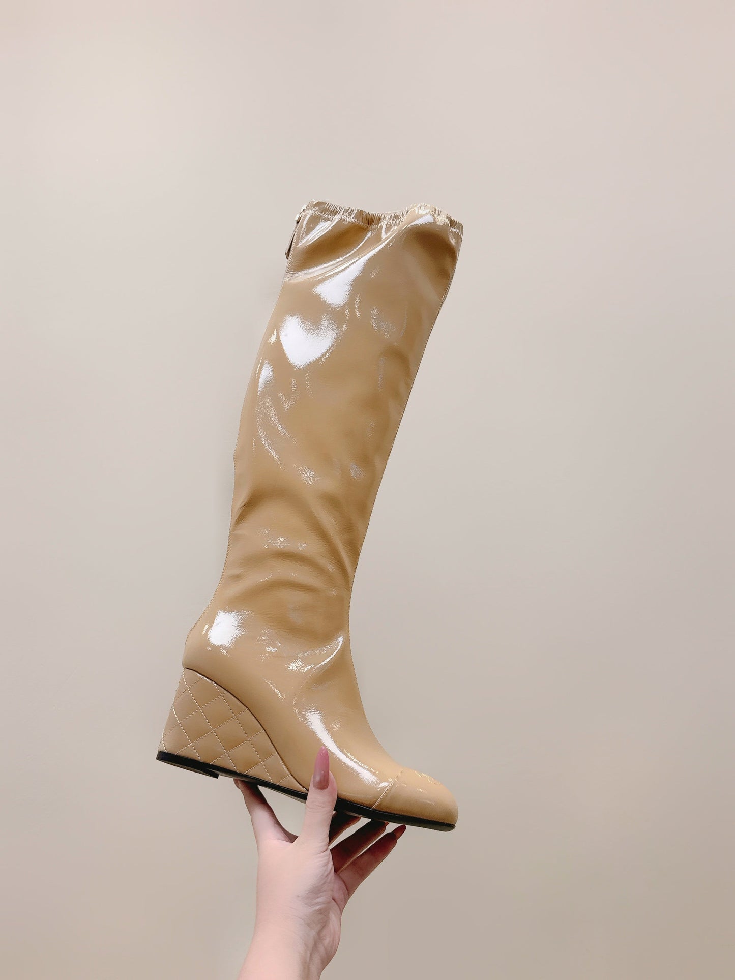 CHANEL 25S KNEE-HIGH BOOTS 60MM IN BEIGE PATENT CALFSKIN WEDGE HEELS - 34