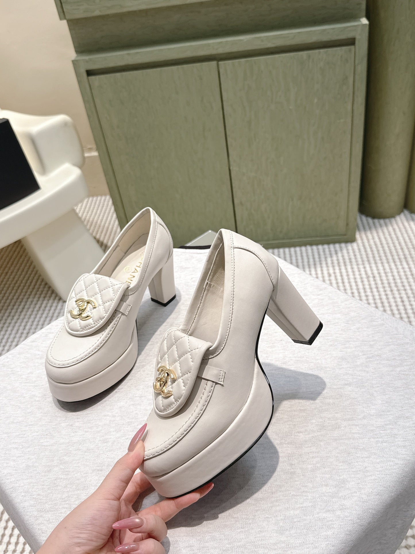CHANEL 25S HIGH-HEELED MOCCASINS 80MM IN WHITE CALFSKIN GOLD HARDWARE - 35