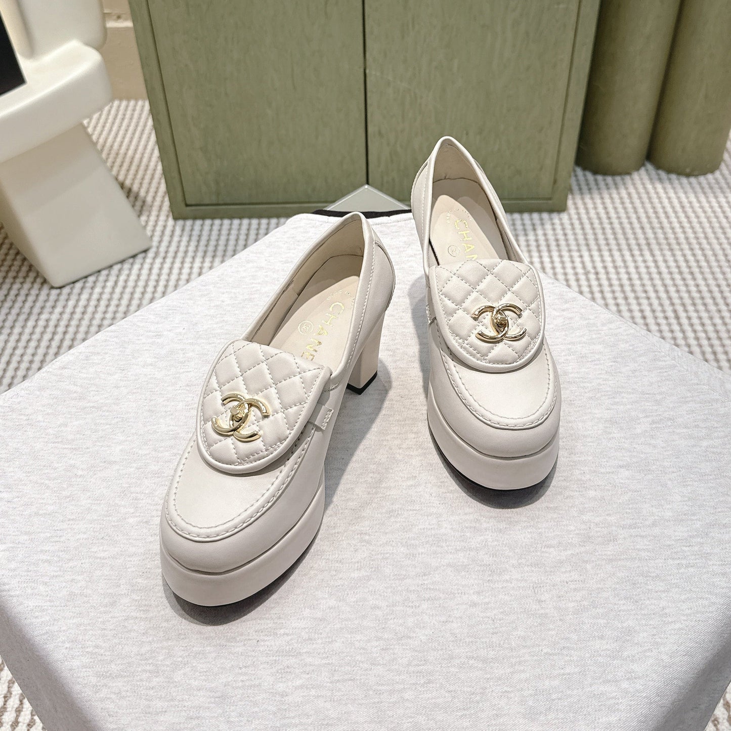 CHANEL 25S HIGH-HEELED MOCCASINS 80MM IN WHITE CALFSKIN GOLD HARDWARE - 35