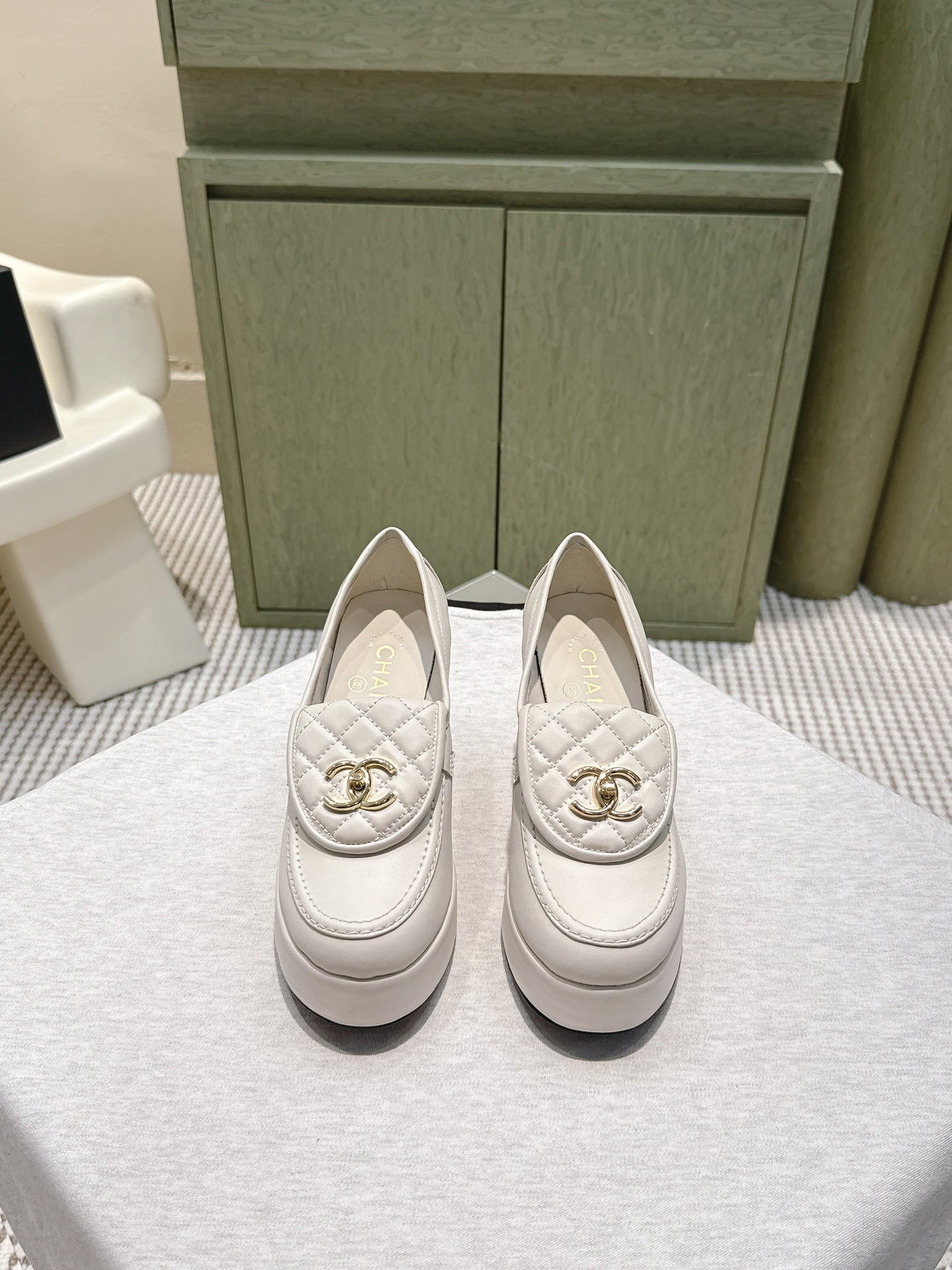 CHANEL 25S HIGH-HEELED MOCCASINS 80MM IN WHITE CALFSKIN GOLD HARDWARE - 35