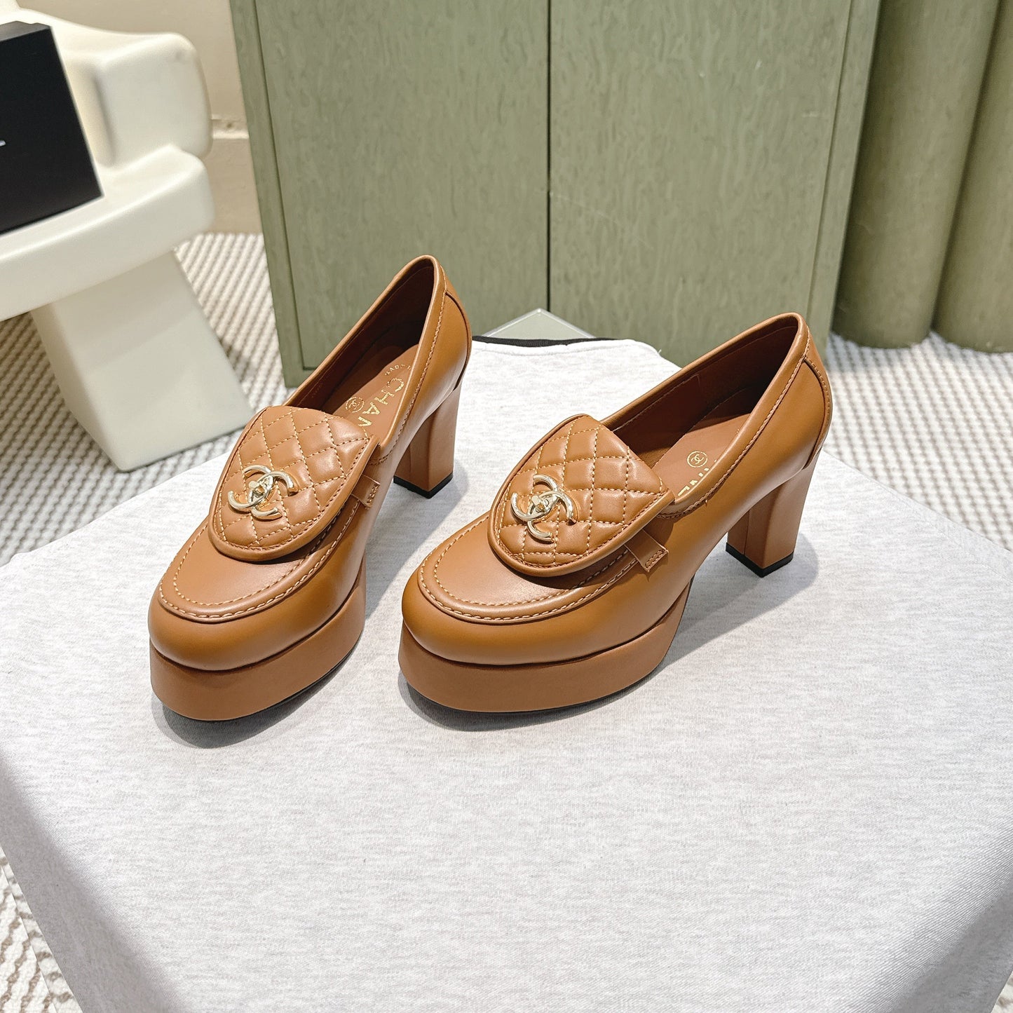CHANEL 25S HIGH-HEELED MOCCASINS 80MM IN CARAMEL CALFSKIN GOLD HARDWARE - 35