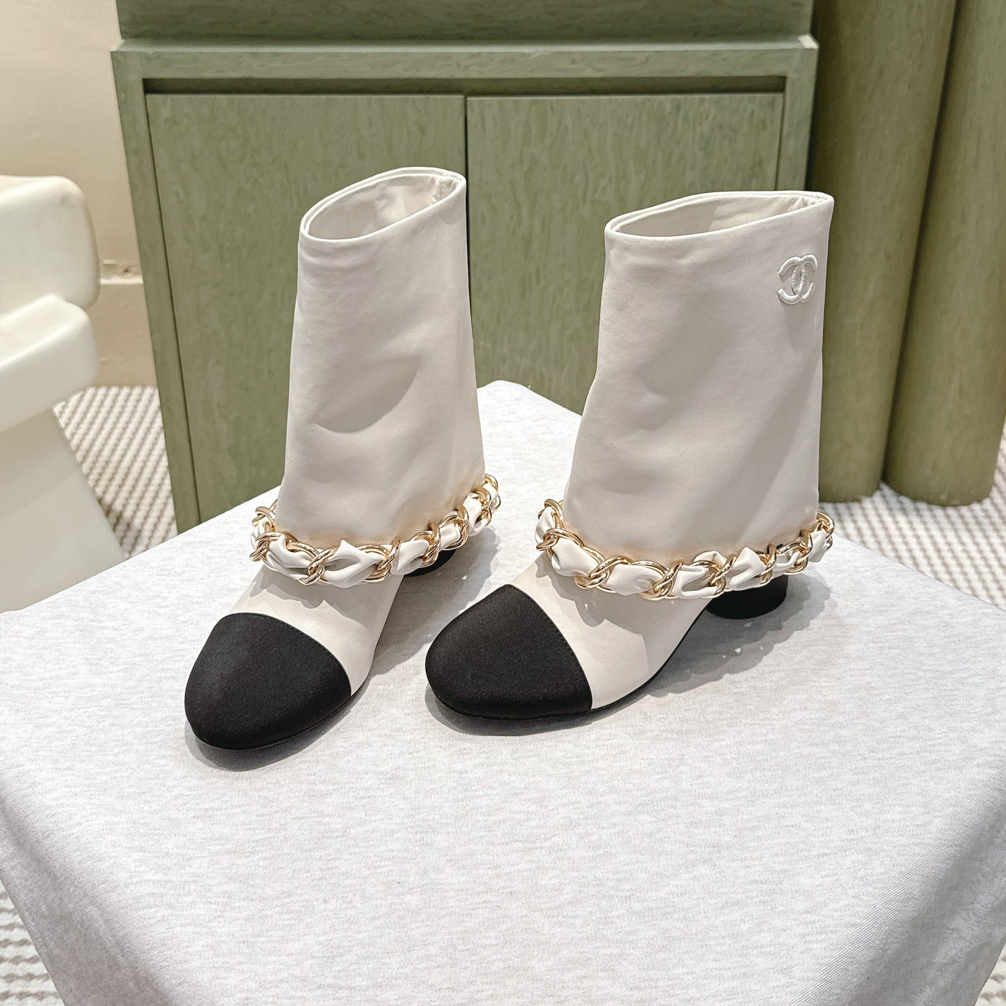 CHANEL 25S CALF-LENGTH BOOTS 45MM IN WHITE AND BLACK CALFSKIN GOLD HARDWARE - 35