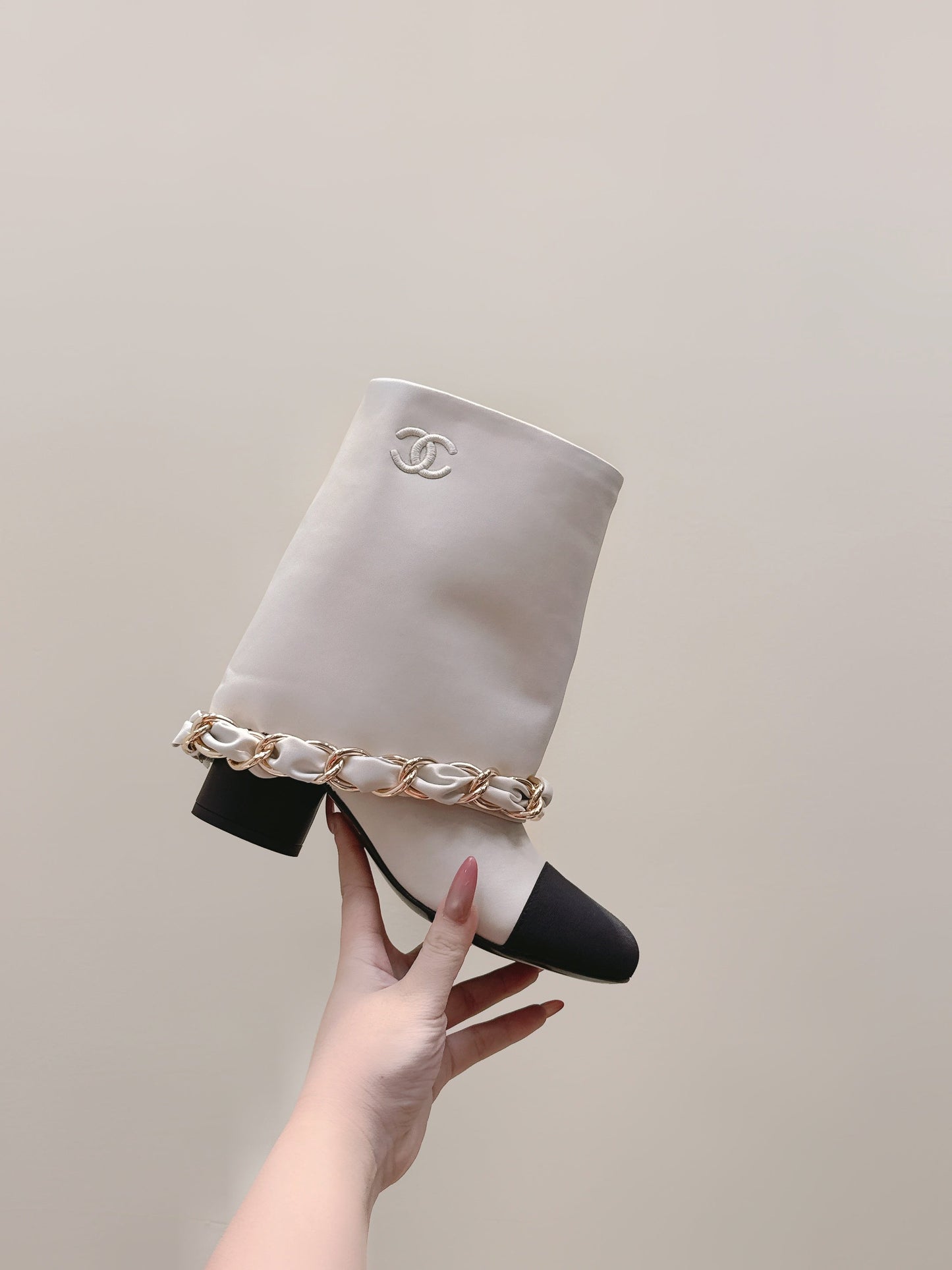 CHANEL 25S CALF-LENGTH BOOTS 45MM IN WHITE AND BLACK CALFSKIN GOLD HARDWARE - 35