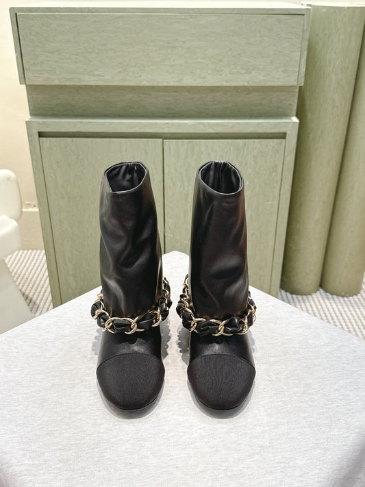 ЧОБОТИ CHANEL 25S СЕРЕДНЬОЇ ДОВЖИНИ 45 ММ З ЧОРНОЇ ТЕЛЯЧОЇ ШКІРИ З ЗОЛОТОЮ ФУРНІТУРОЮ - 35