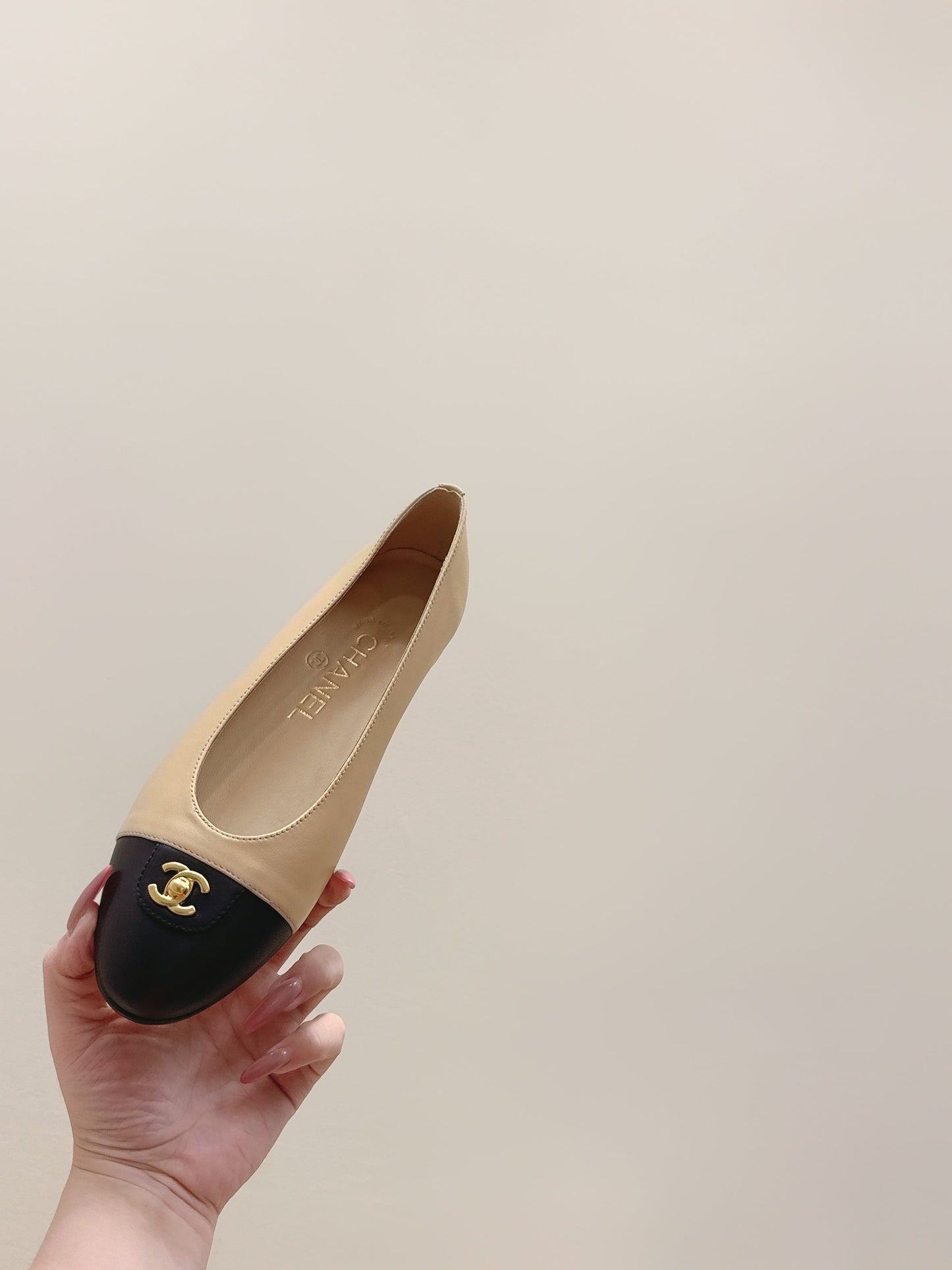 CHANEL 25S BALLET FLATS IN BEIGE CALFSKIN WITH BLACK CAP TOE GOLD HARDWARE - 35