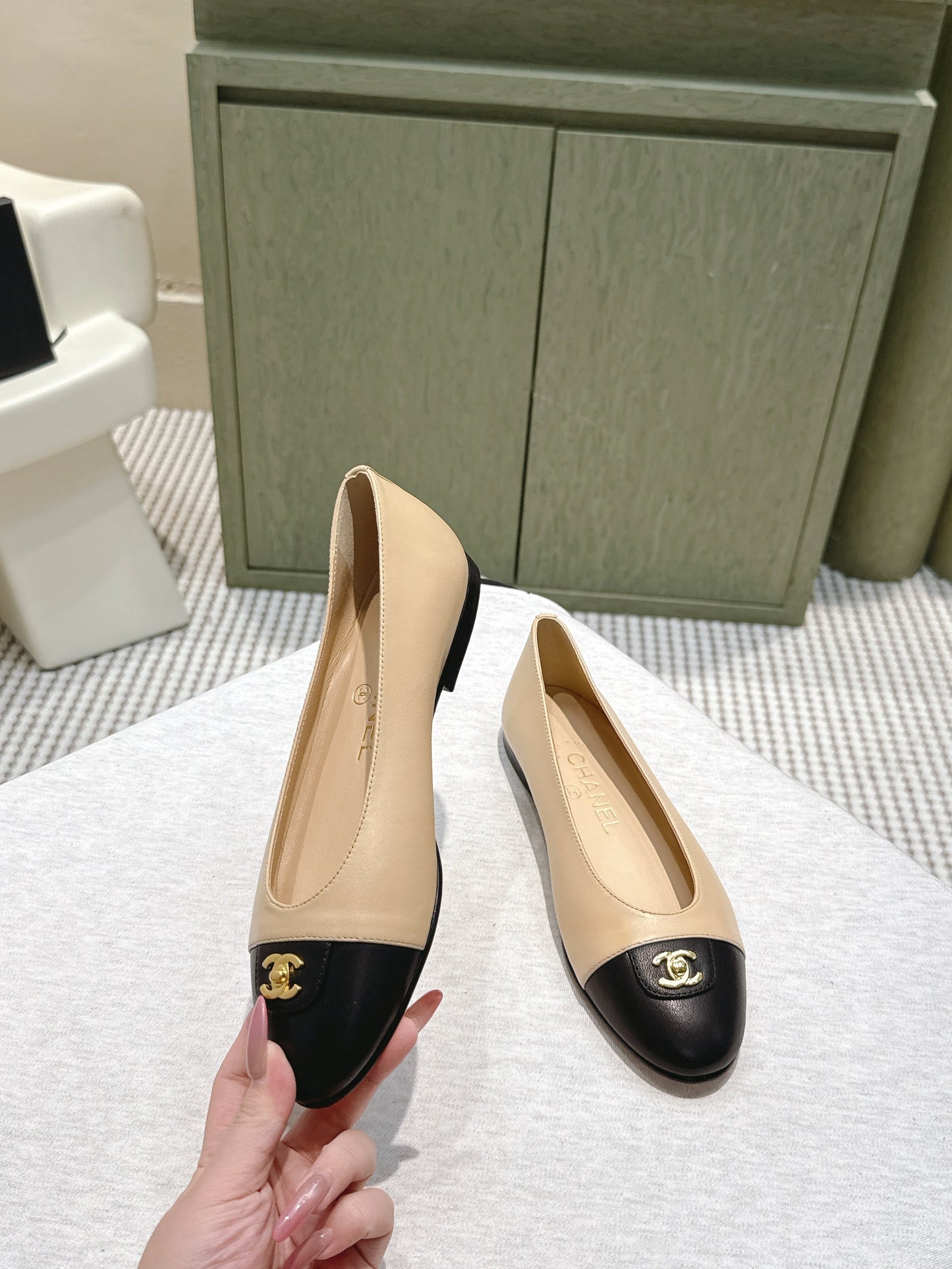 CHANEL 25S BALLET FLATS IN BEIGE CALFSKIN WITH BLACK CAP TOE GOLD HARDWARE - 35