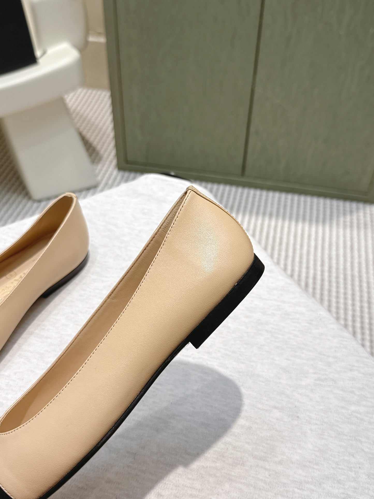 CHANEL 25S BALLET FLATS IN BEIGE CALFSKIN WITH BLACK CAP TOE GOLD HARDWARE - 35