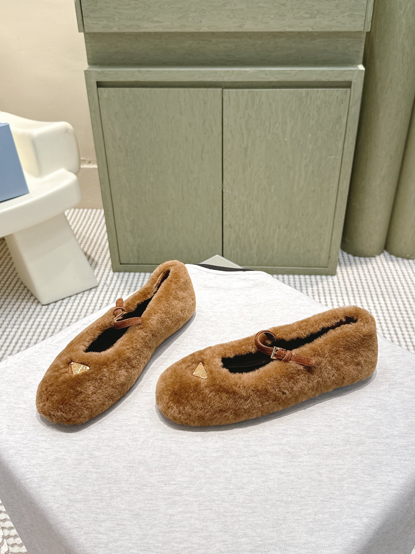 PRADA 25S MARY JANE BALLET FLATS IN BROWN FUR - 35