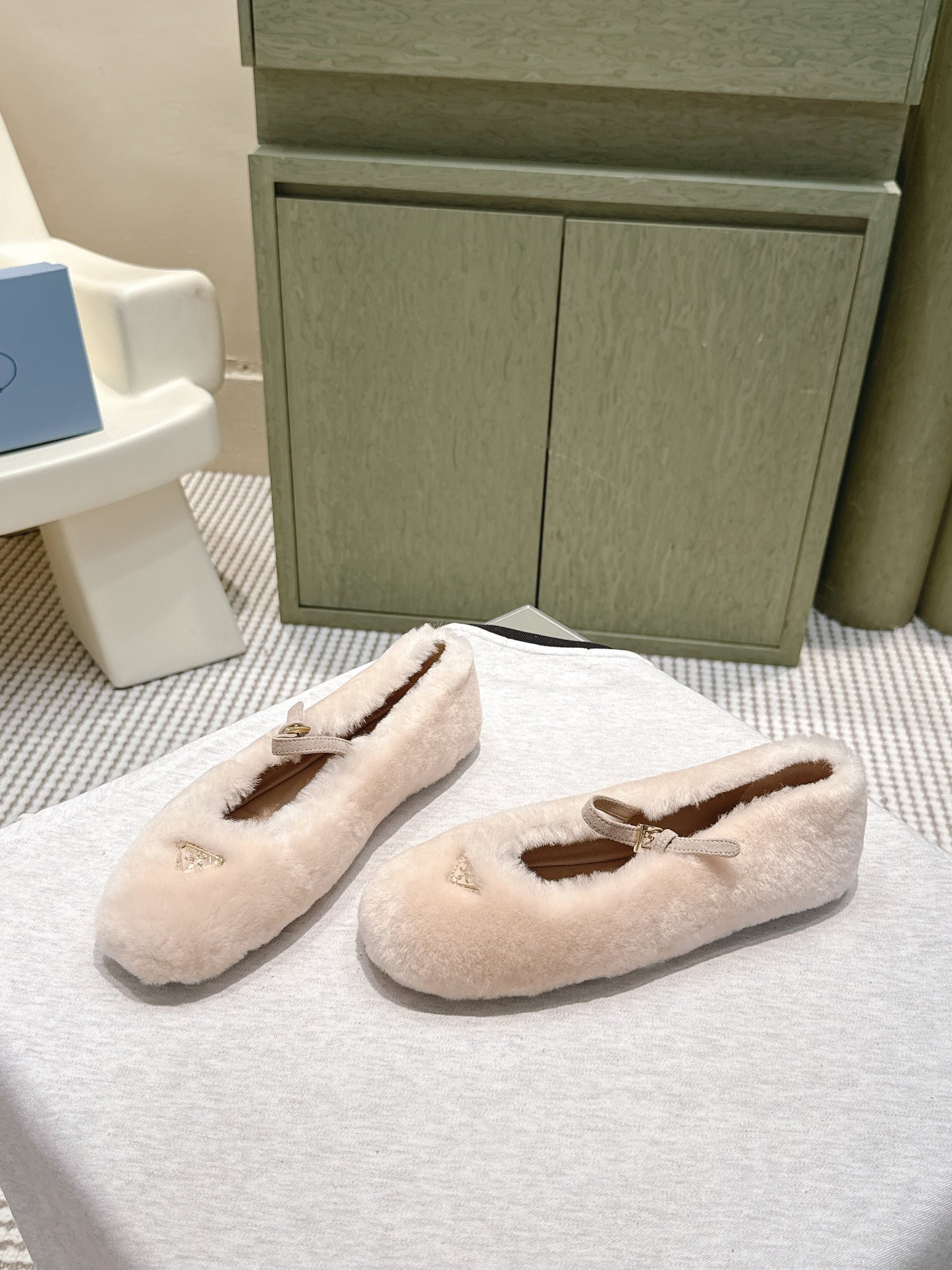 PRADA 25S MARY JANE BALLET FLATS IN LIGHT BEIGE FUR - 35