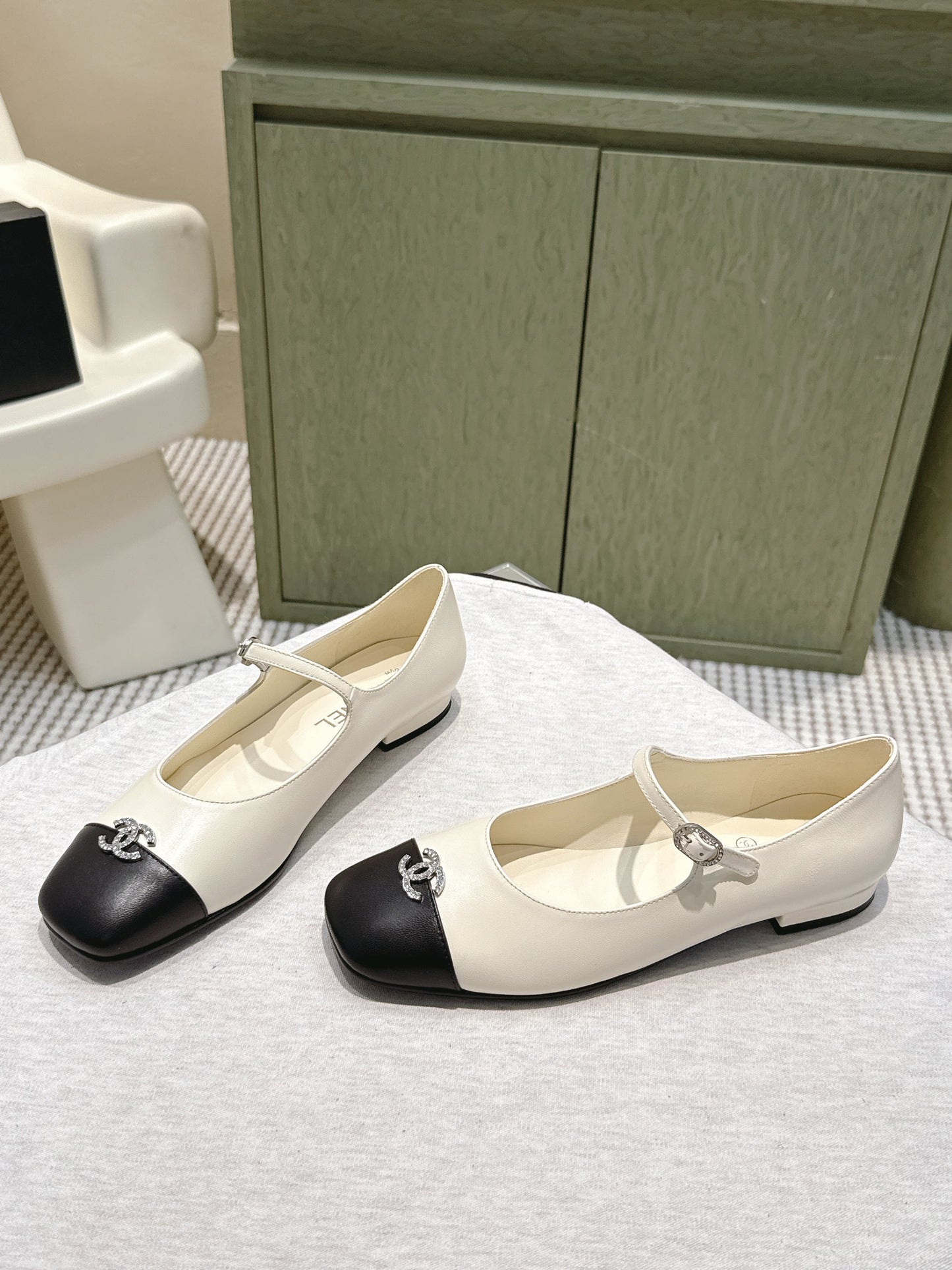 CHANEL 25S MARY JANE FLATS IN IVORY LAMBSKIN WITH BLACK CAP TOE SILVER HARDWARE - 35