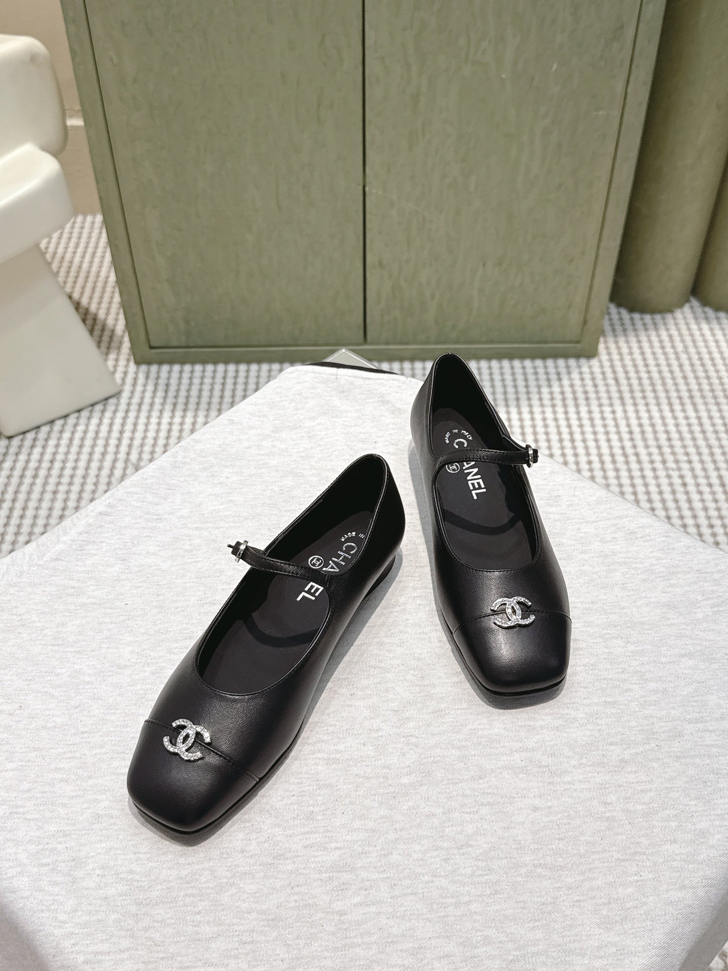 CHANEL 25S MARY JANE FLATS IN BLACK CALFSKIN SILVER HARDWARE - 35