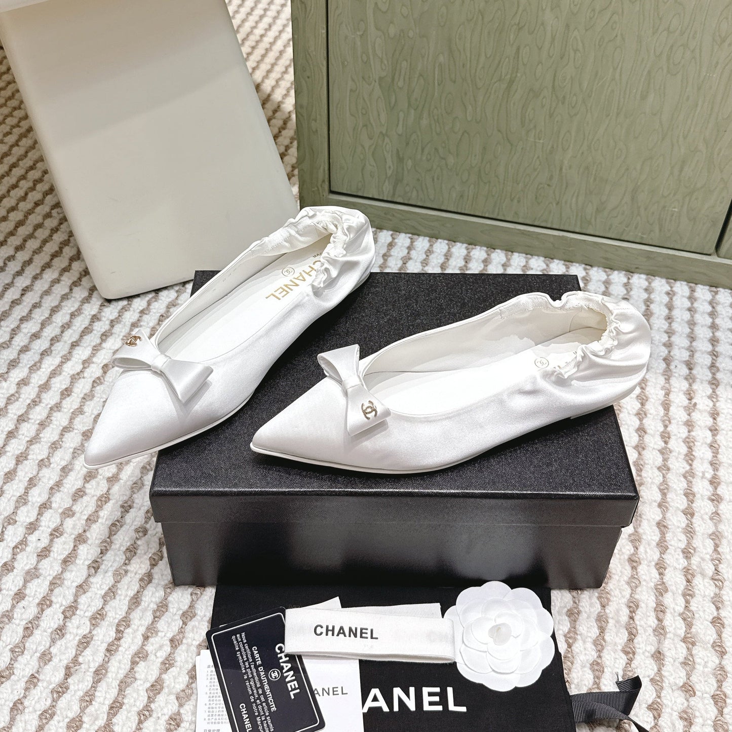 CHANEL 25S MARY JANE BALLET FLATS IN WHITE SILK SATIN - 35