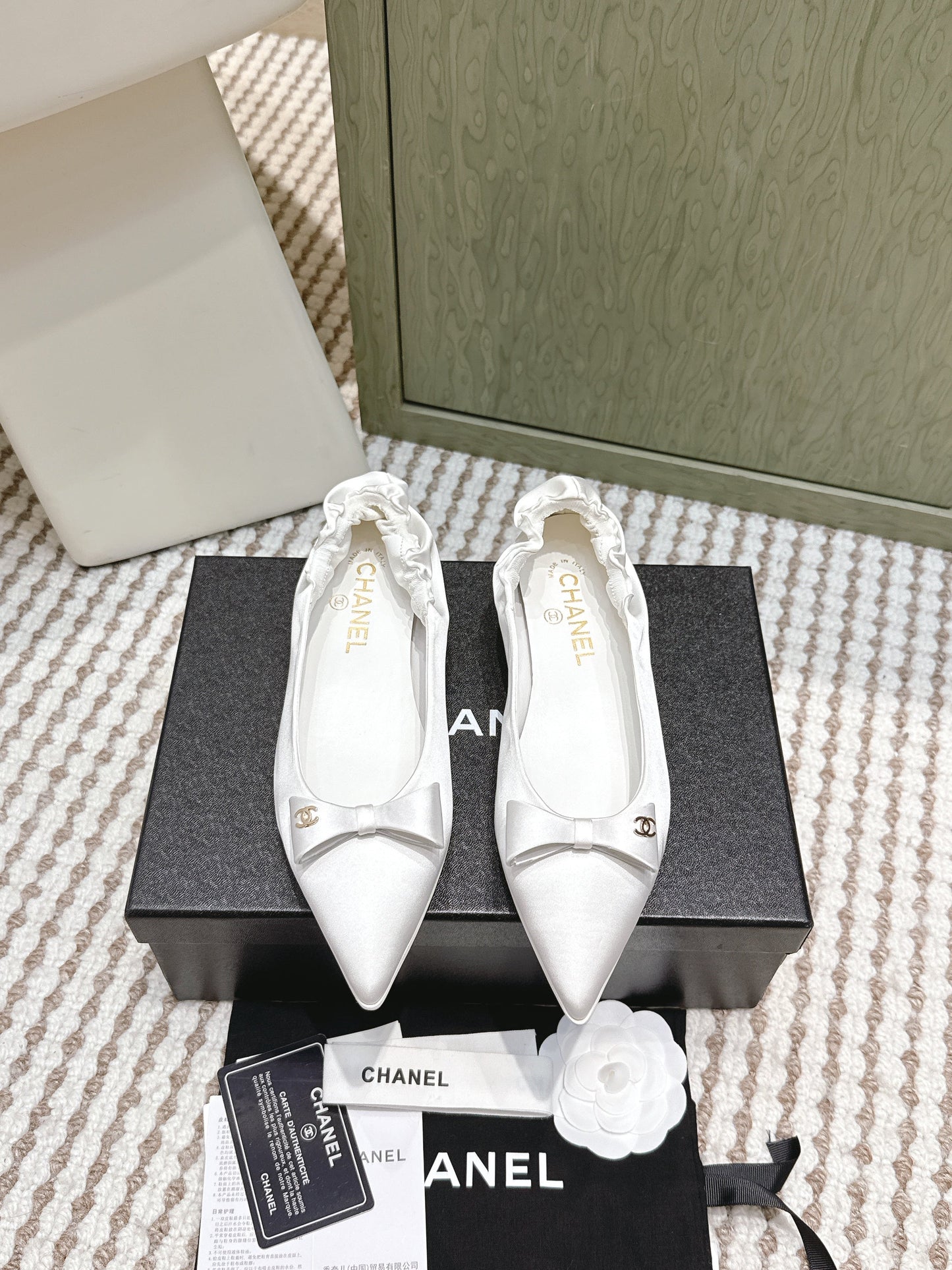 CHANEL 25S MARY JANE BALLET FLATS IN WHITE SILK SATIN - 35