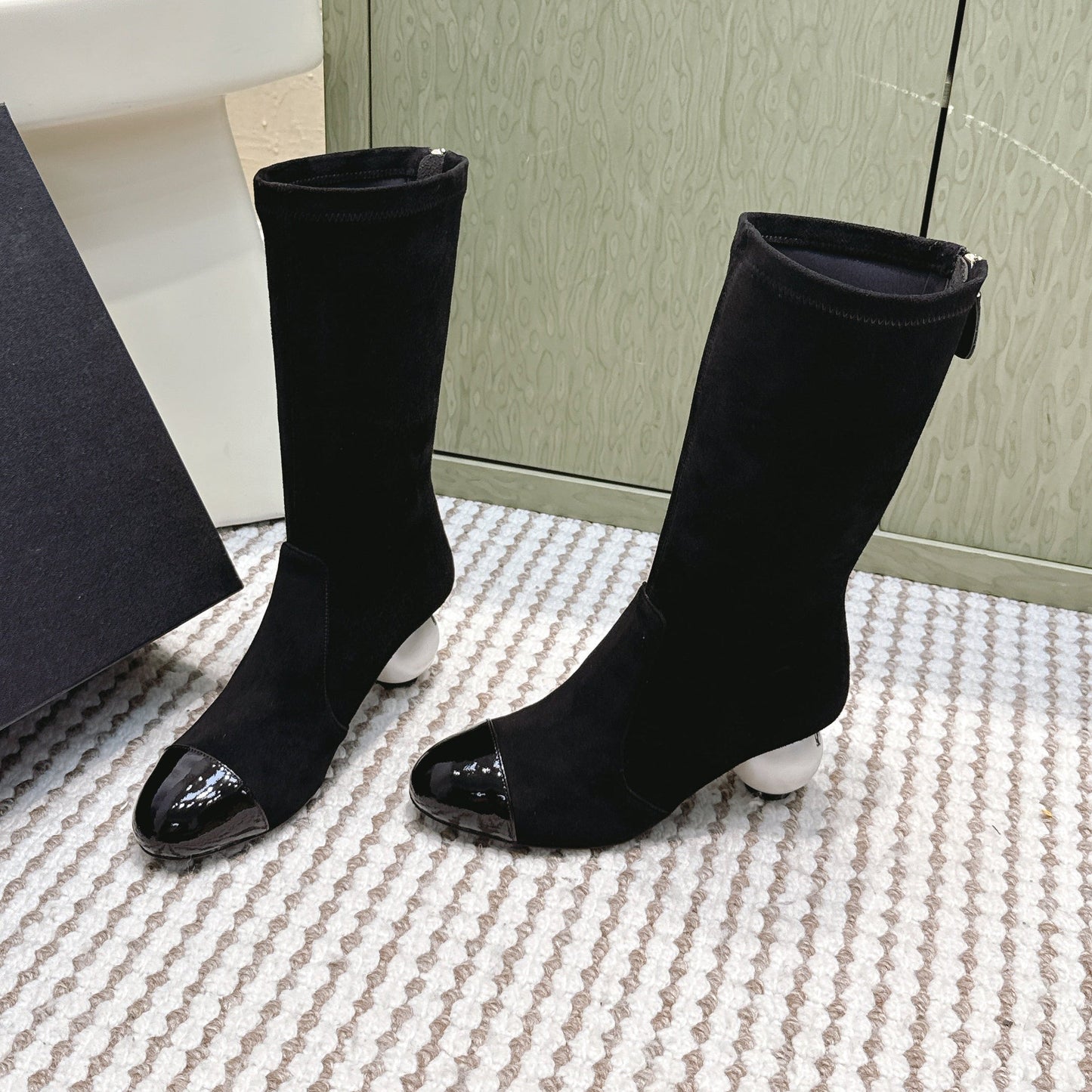 CHANEL 25S PEARL BOOTS IN BLACK SUEDE AND PATENT CALFSKIN - 35