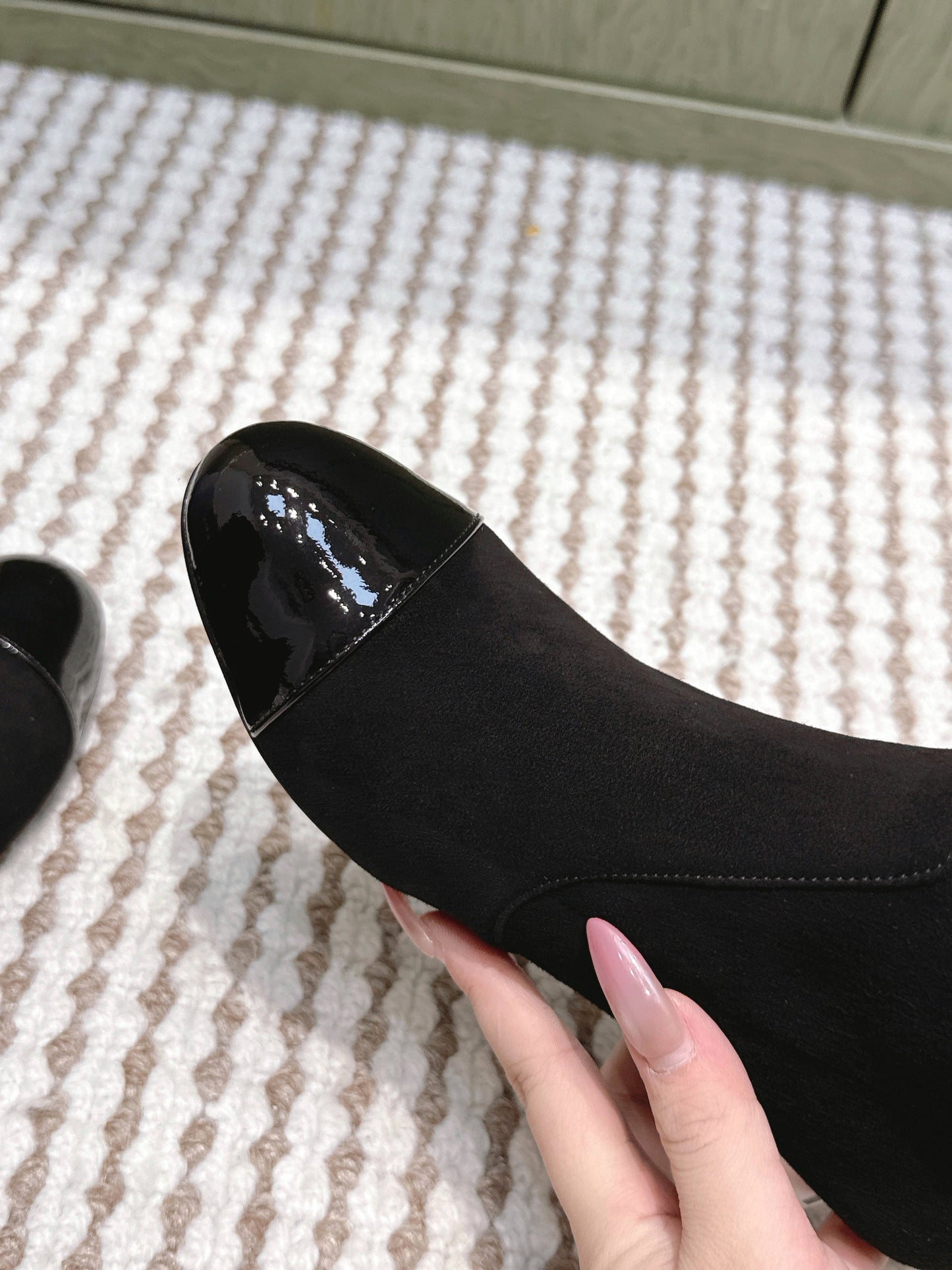 CHANEL 25S PEARL BOOTS IN BLACK SUEDE AND PATENT CALFSKIN - 35