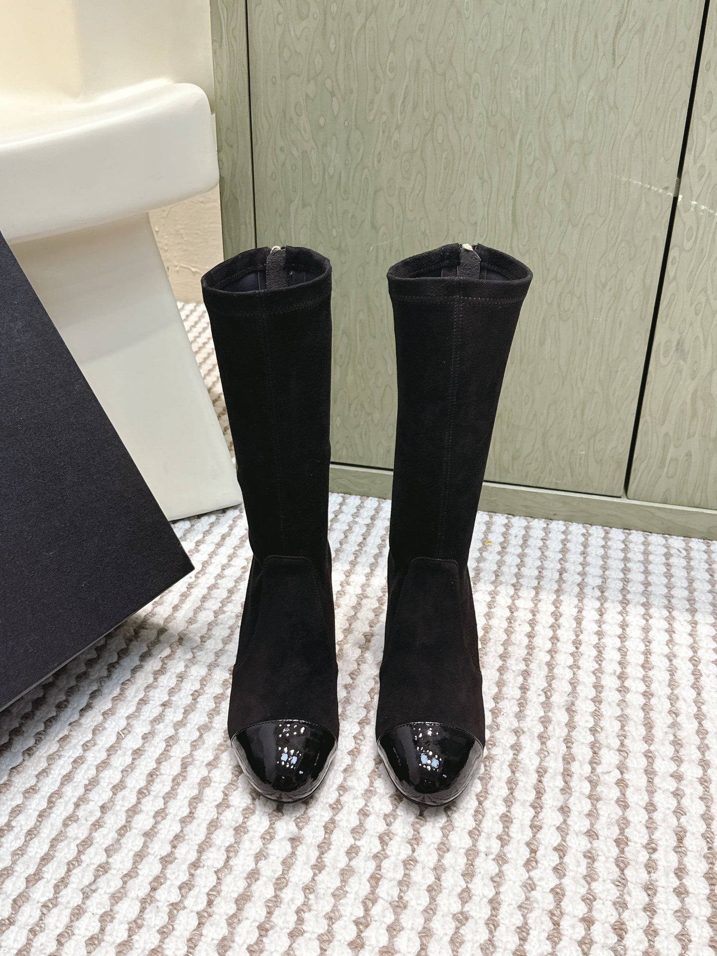 CHANEL 25S PEARL BOOTS IN BLACK SUEDE AND PATENT CALFSKIN - 35