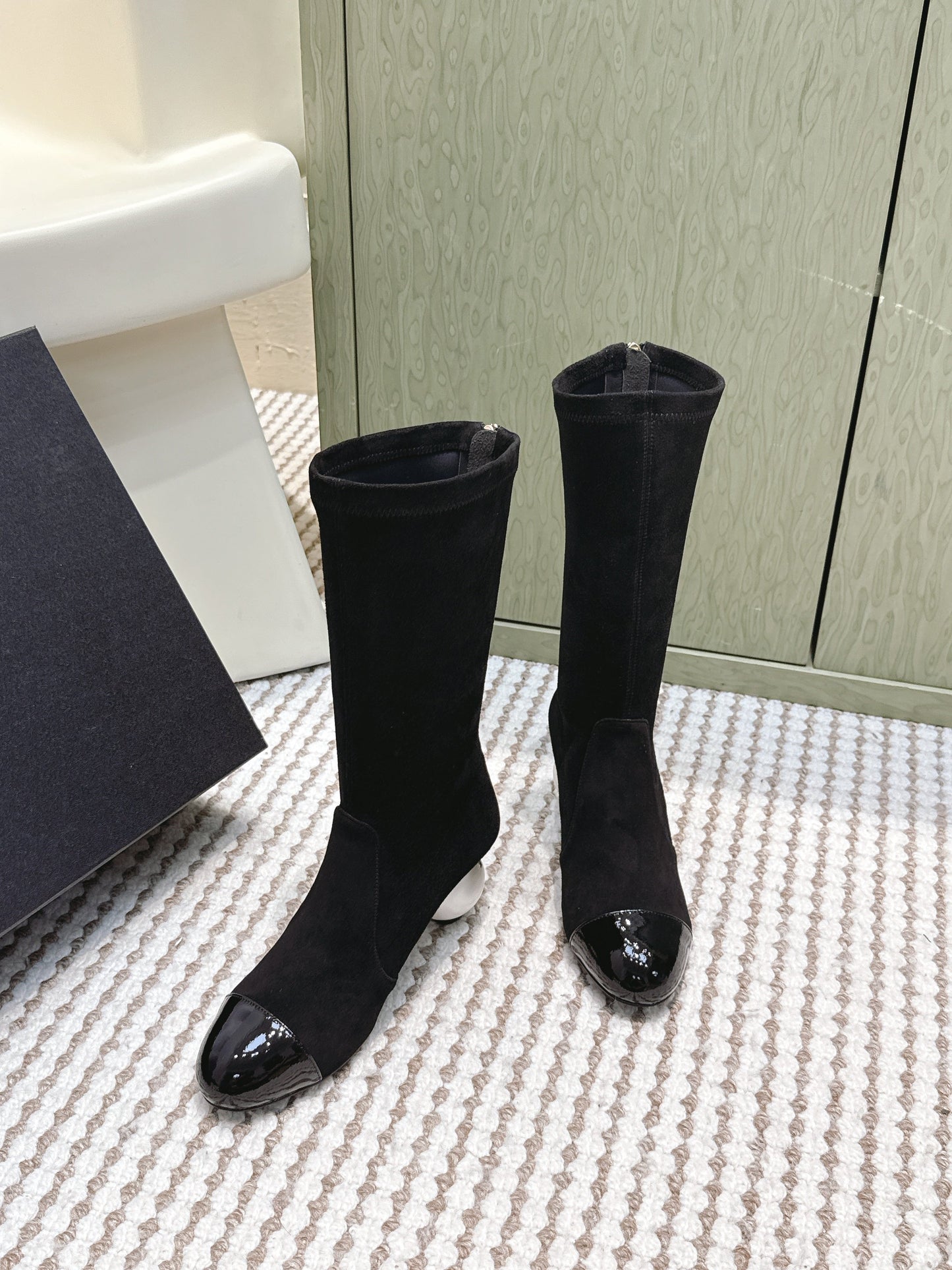 CHANEL 25S PEARL BOOTS IN BLACK SUEDE AND PATENT CALFSKIN - 35
