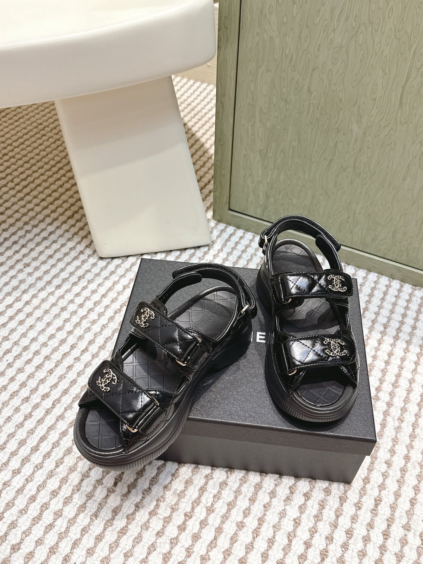 CHANEL 25S SANDALS IN BLACK PATENT CALFSKIN GOLD HARDWARE - 35
