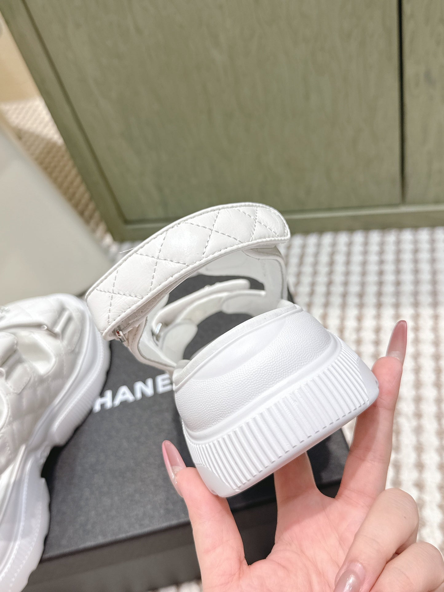 CHANEL 25S SANDALS IN WHITE PATENT CALFSKIN SILVER HARDWARE - 35