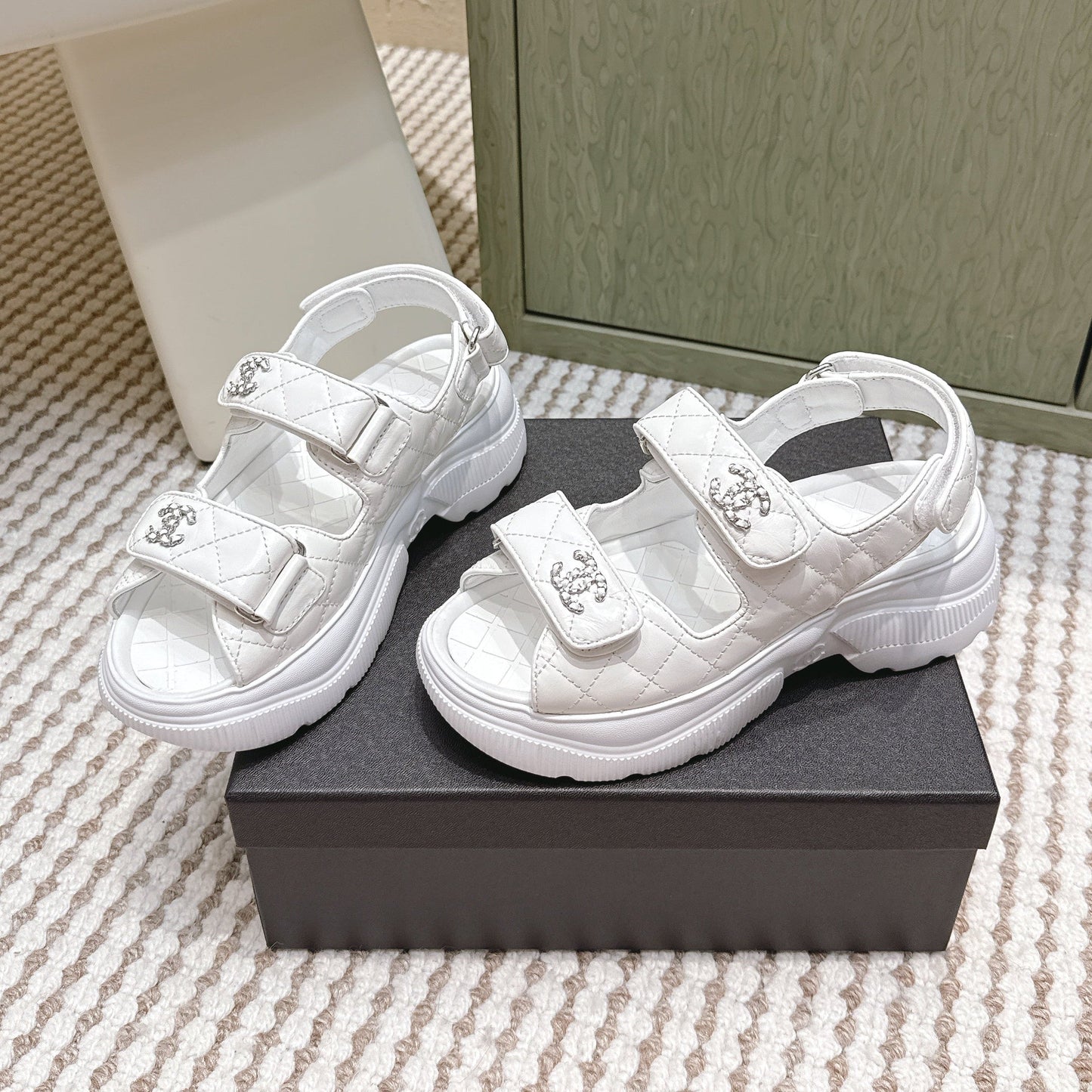 CHANEL 25S SANDALS IN WHITE PATENT CALFSKIN SILVER HARDWARE - 35