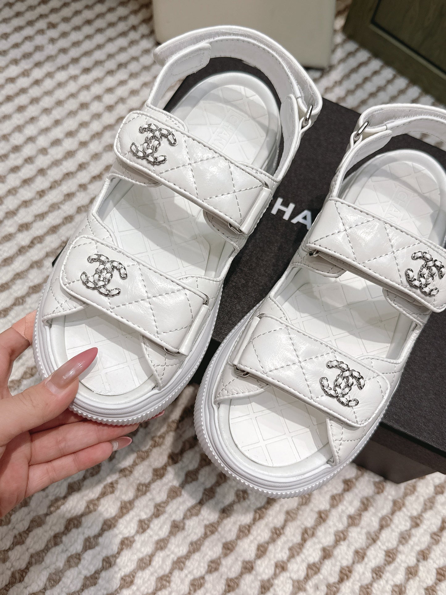 CHANEL 25S SANDALS IN WHITE PATENT CALFSKIN SILVER HARDWARE - 35