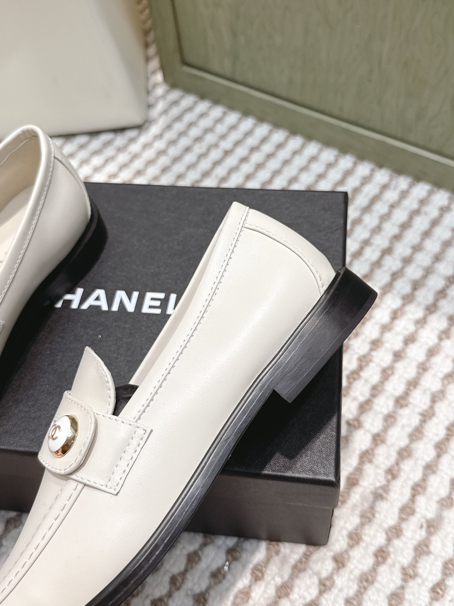 CHANEL 25S GODDESS FLAT LOAFERS IN WHITE CALFSKIN GOLD HARDWARE - 35