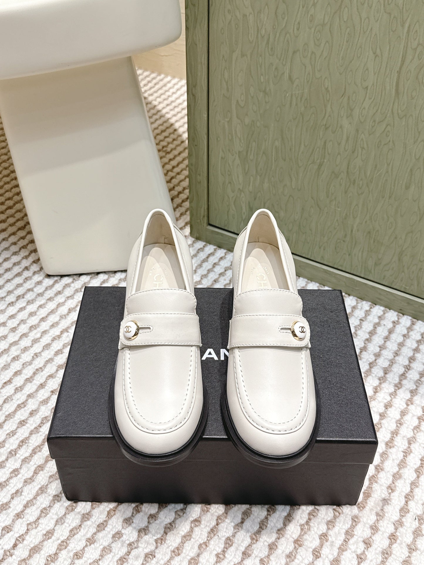 CHANEL 25S GODDESS MOCCASIN LOAFERS 65MM IN WHITE CALFSKIN GOLD HARDWARE - 35